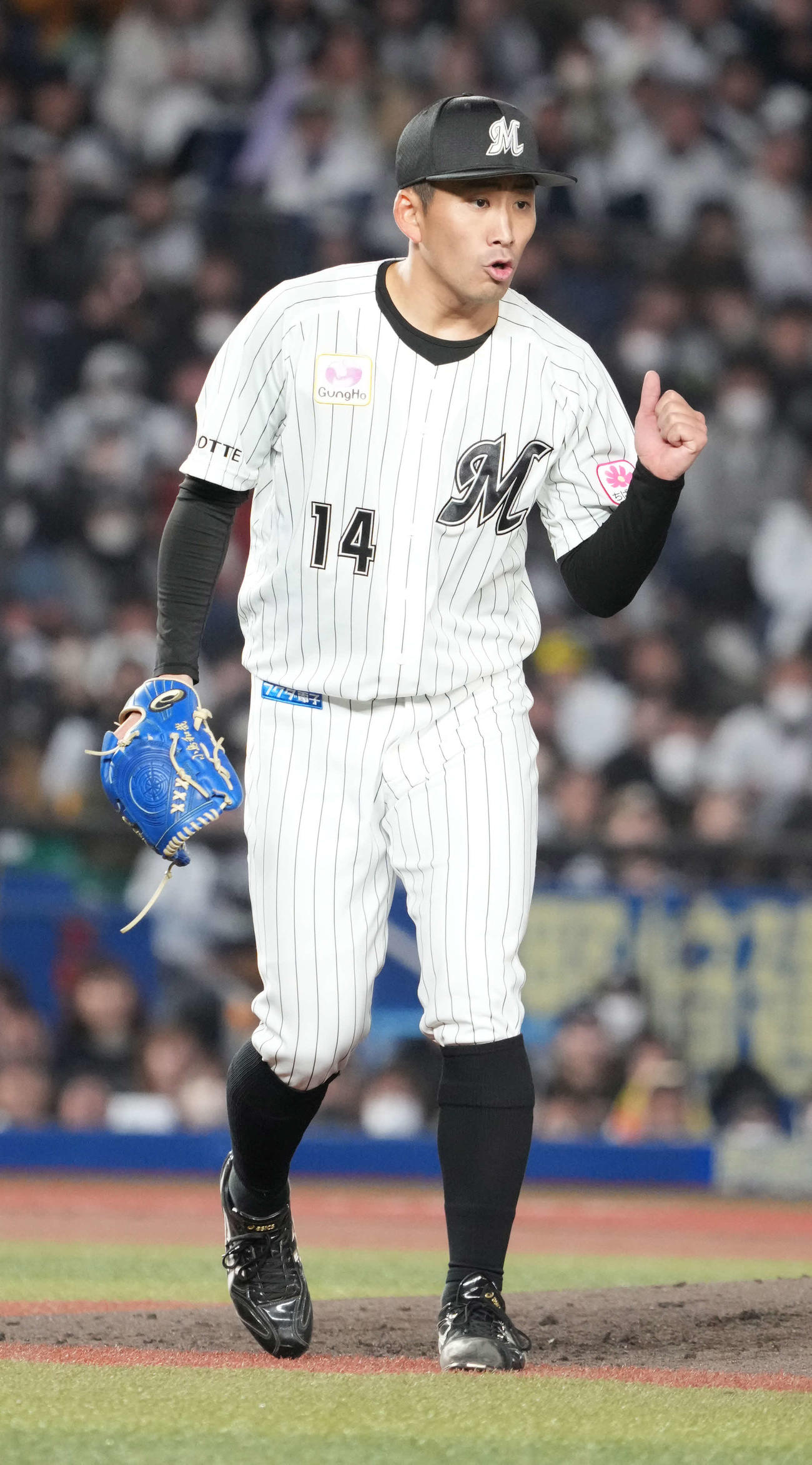 ロッテ対オリックス　8回表オリックス2死、太田を遊ゴロに仕留めガッツポーズするロッテ先発の小島（撮影・小沢裕）