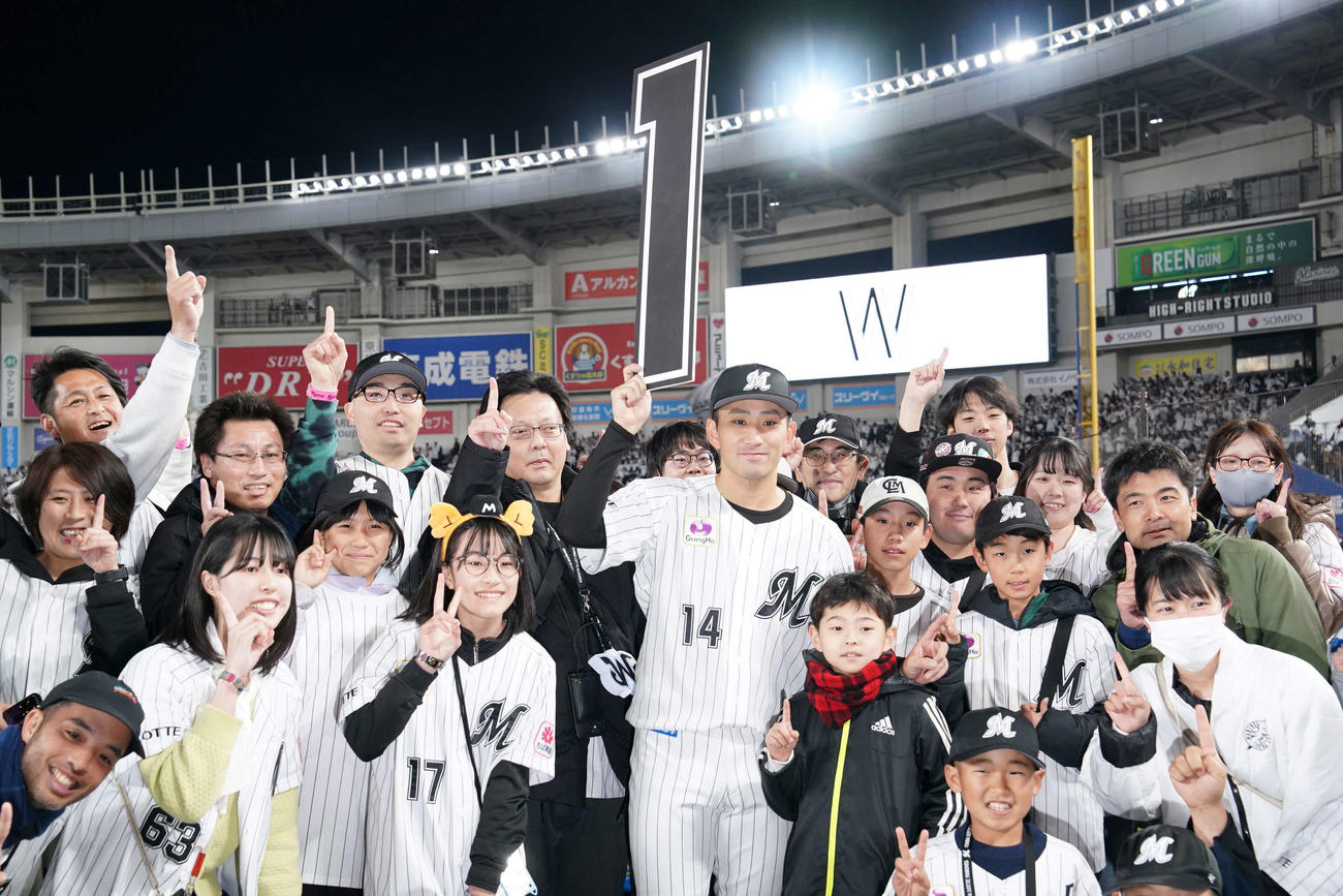 ロッテ対オリックス　完封で今季初勝利を挙げたロッテ先発の小島（中央）はハイタッチ会に参加したファンと記念撮影に臨む（撮影・小沢裕）