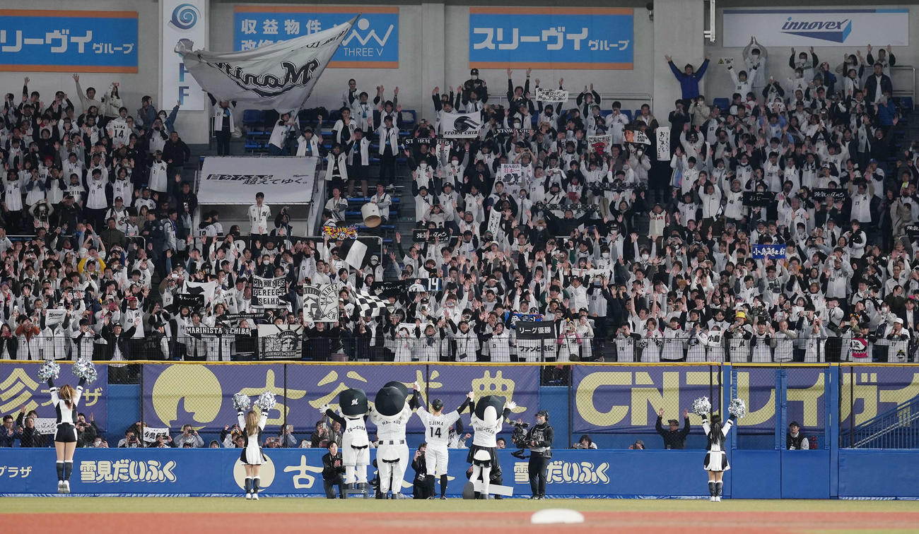 ロッテ対オリックス　完封勝利のロッテ小島はファンの前でバンザイ（撮影・鈴木みどり）