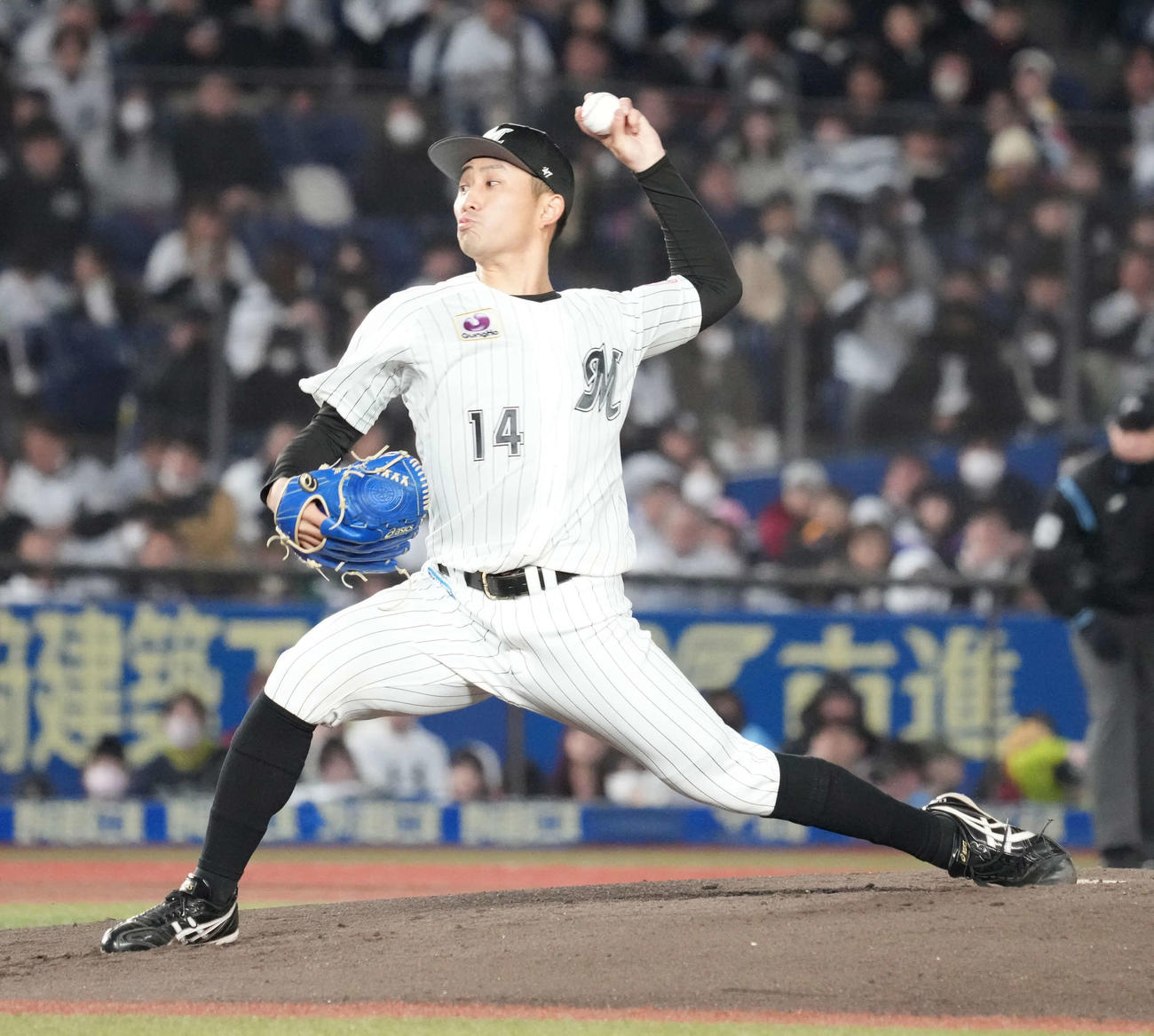 ロッテ対オリックス　ロッテ先発の小島（撮影・小沢裕）