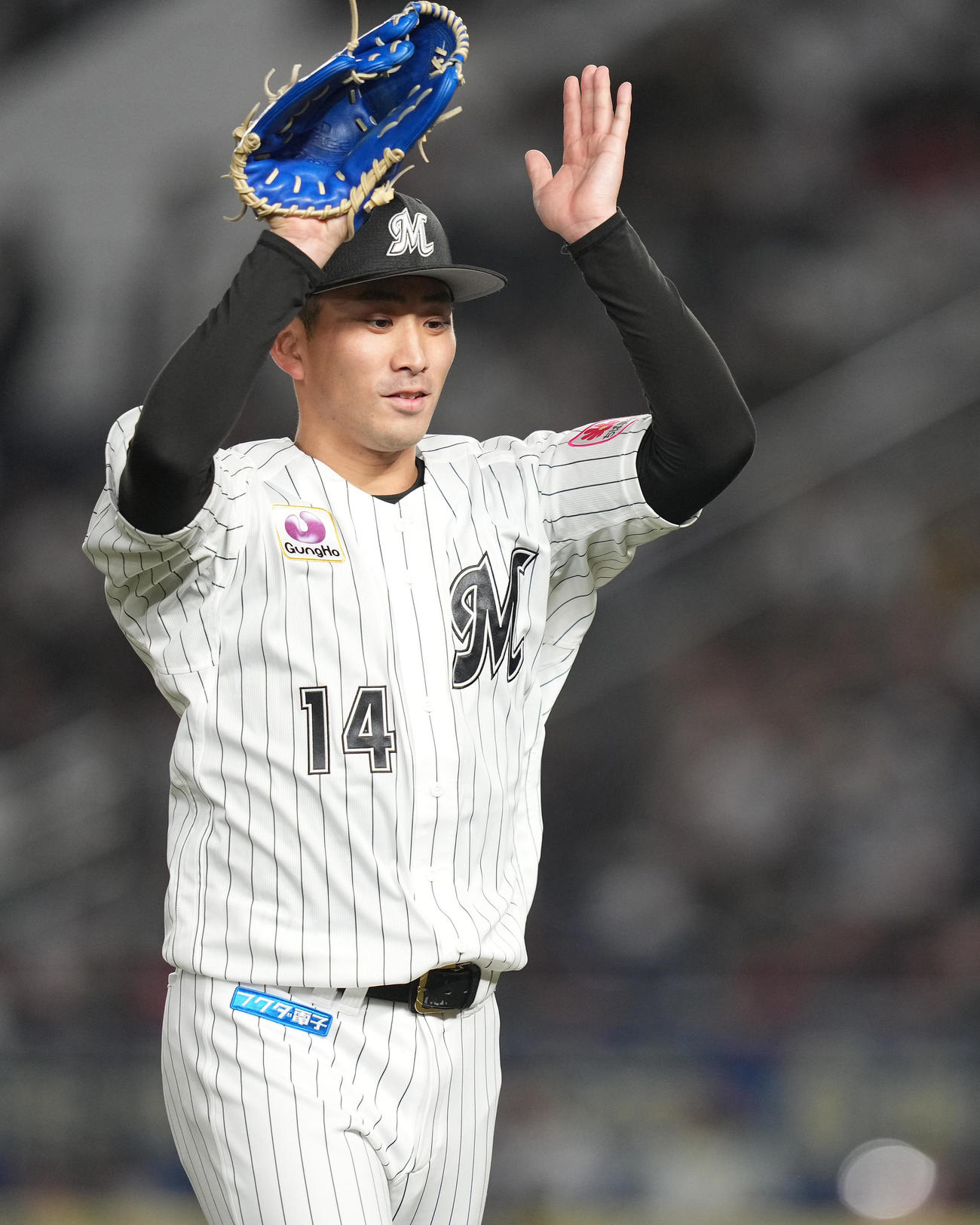 ロッテ対オリックス　完封勝利し、グラブをたたくロッテ小島（撮影・鈴木みどり）