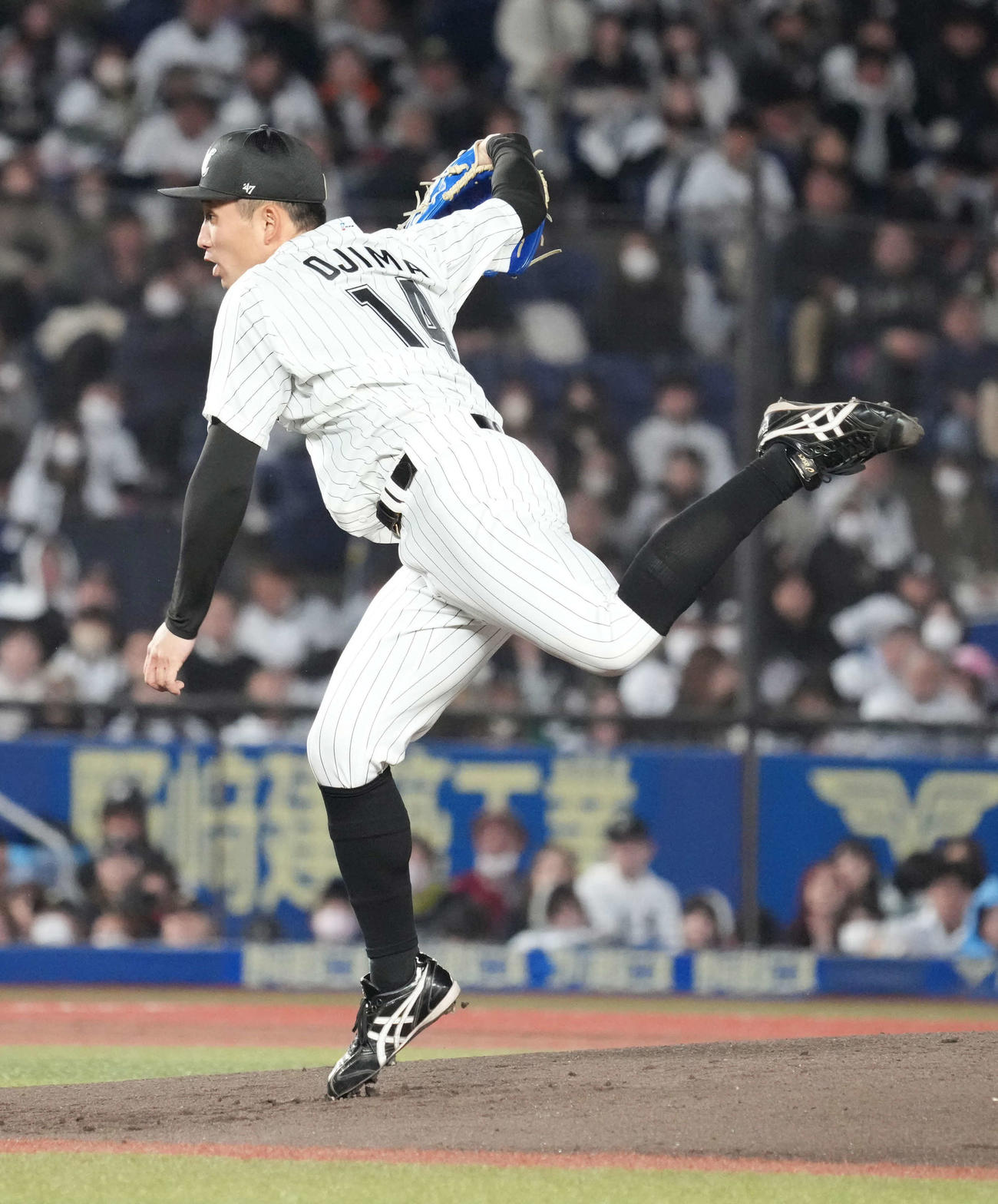 ロッテ対オリックス　ロッテ先発の小島（撮影・小沢裕）