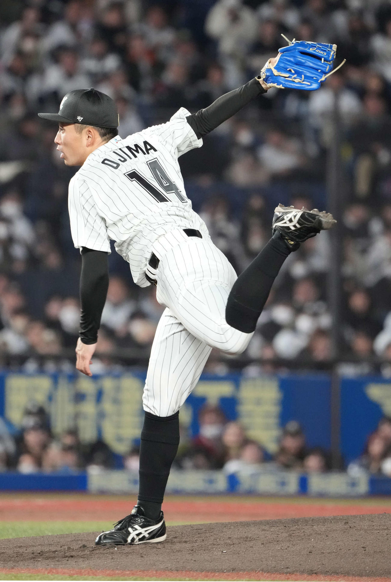 ロッテ対オリックス　ロッテ先発の小島（撮影・小沢裕）