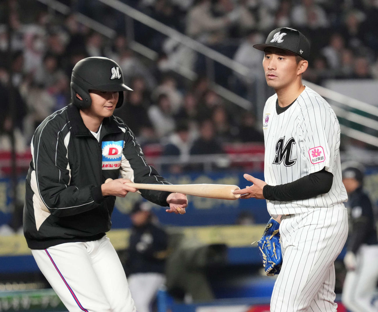 ロッテ対オリックス　6回の投球を終えバットボーイにバットを手渡すロッテ先発の小島（撮影・小沢裕）