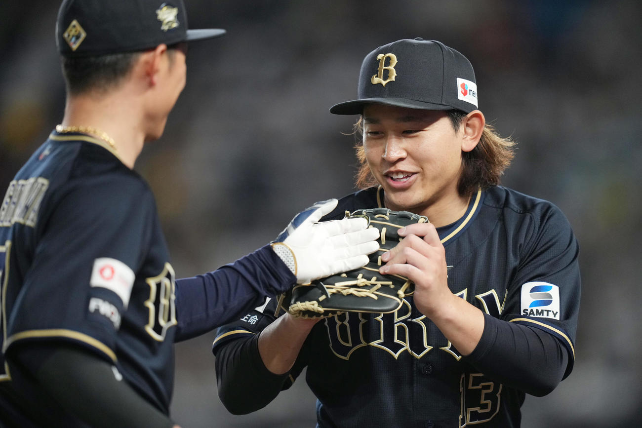 ロッテ対オリックス　2回裏を無失点に抑え、西川（左）を笑顔で迎えるオリックス宮城（撮影・鈴木みどり）