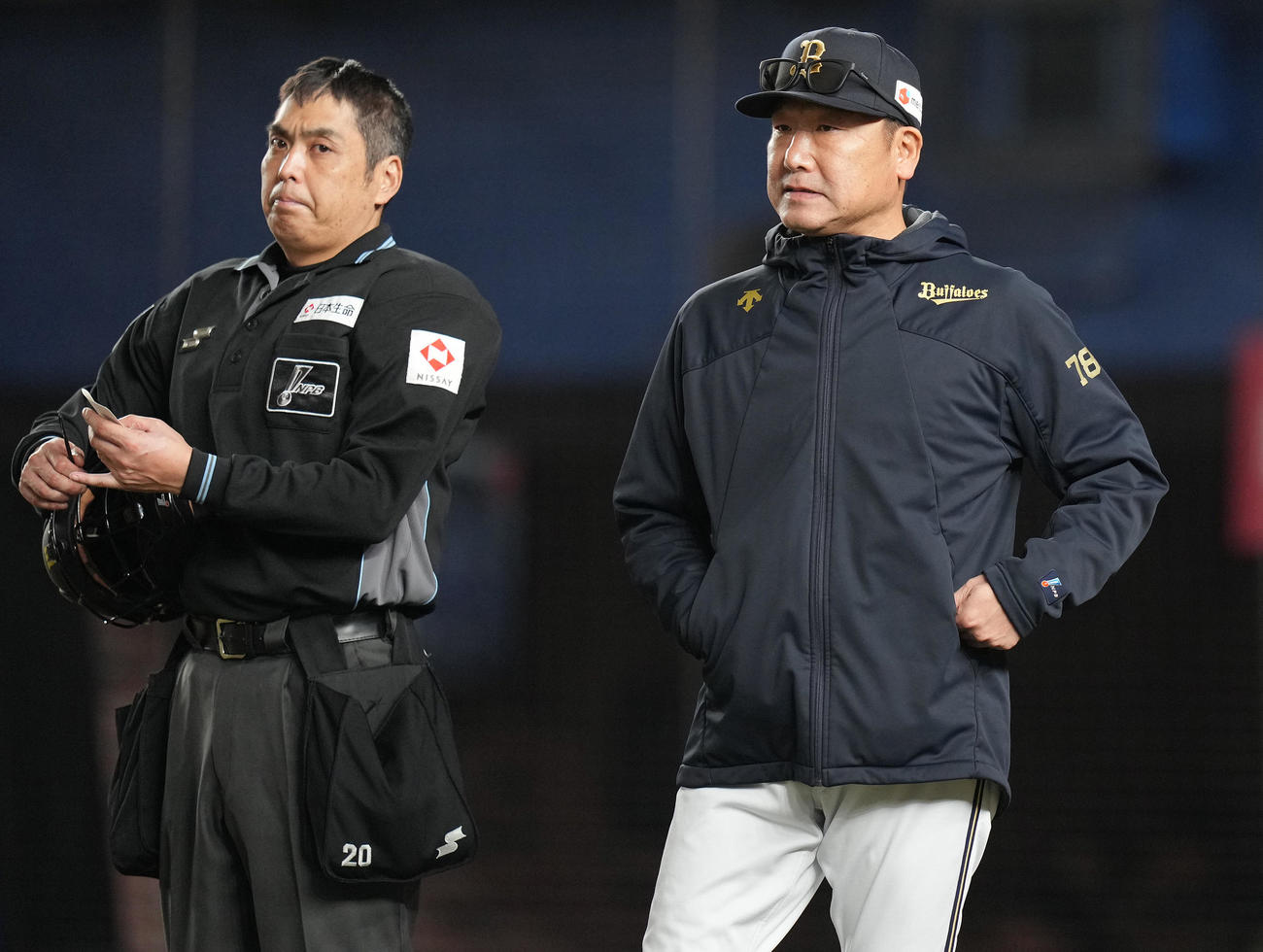ロッテ対オリックス　8回裏前、先発宮城の降板を告げベンチへ戻るオリックス中嶋監督（撮影・鈴木みどり）