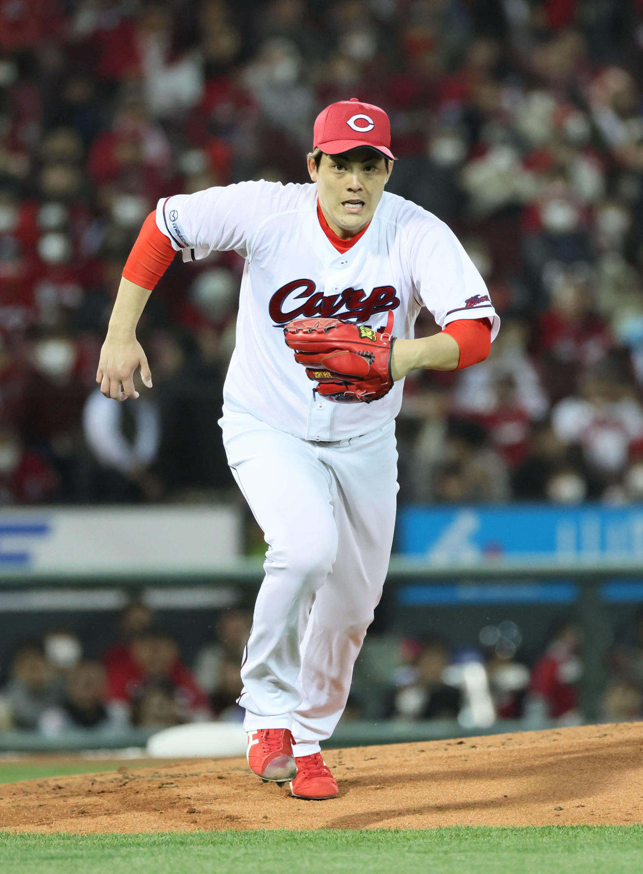広島対中日　4回表中日無死、三好の一ゴロでベースカバーに向かう九里（撮影・加藤孝規）
