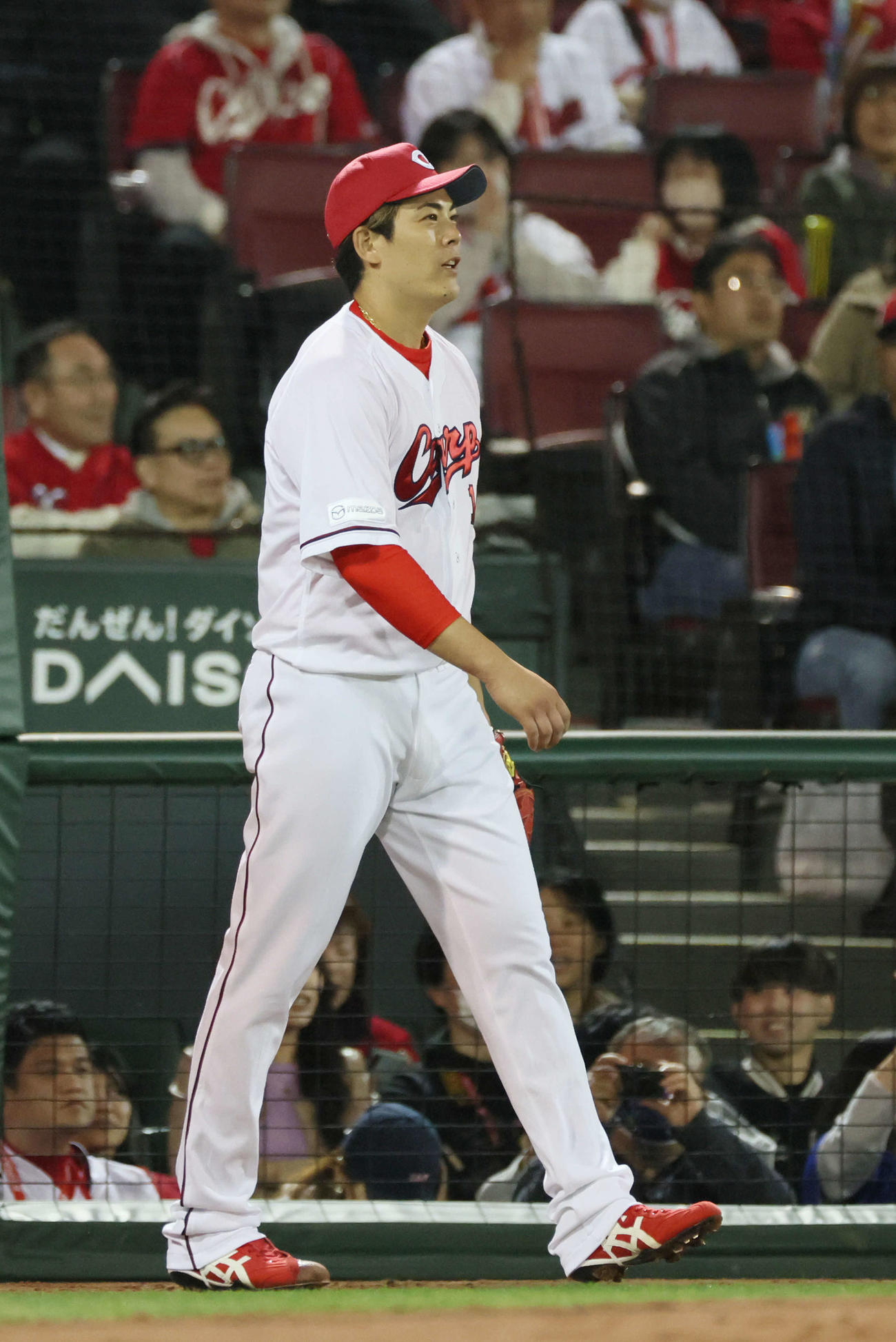 広島対中日　8回表中日無死二塁、細川の右前打と田村のエラーで先制された九里（撮影・加藤孝規）
