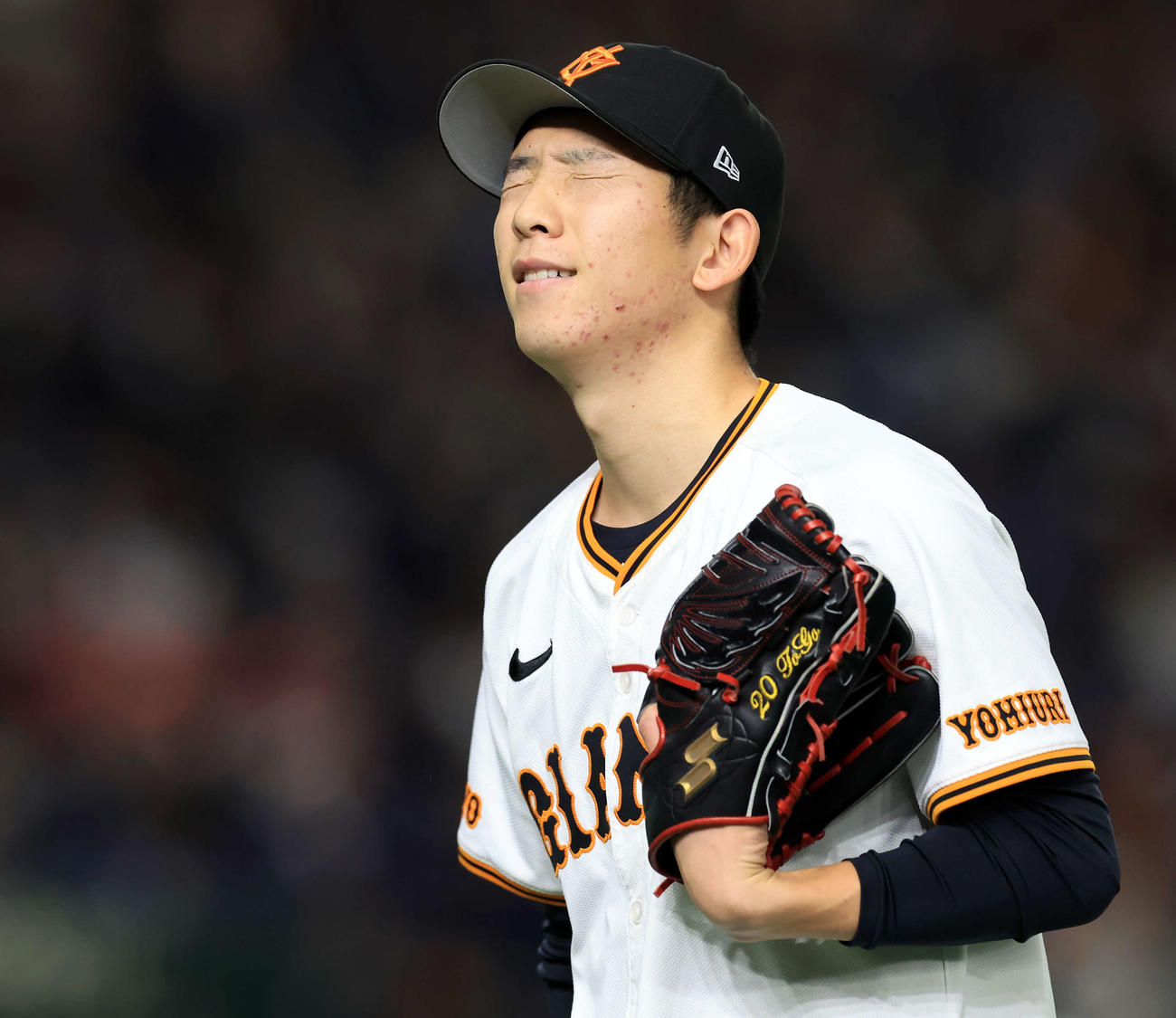 巨人対DeNA　ベンチに悔しそうな表情で戻る戸郷（撮影・浅見桂子）