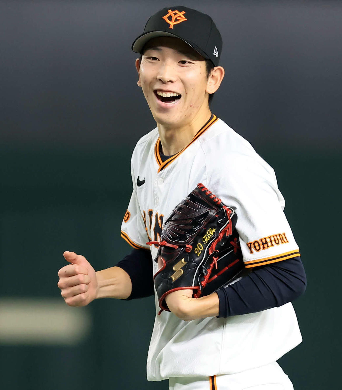 巨人対DeNA 2回表DeNA1死、宮崎敏郎を一塁ゴロに仕留めた戸郷は笑顔でサムズアツプ（撮影・浅見桂子）
