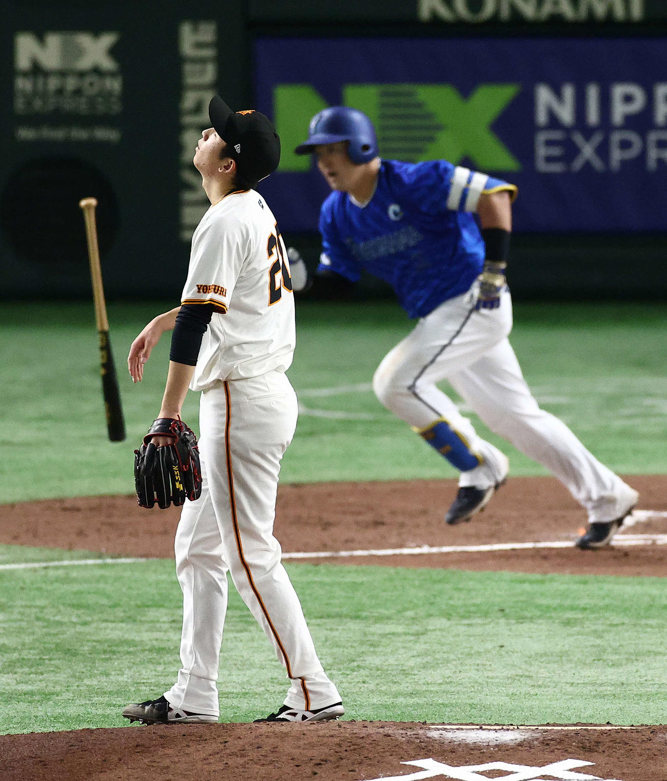 巨人対DeNA 7回表DeNA無死、牧に右前打を浴びる戸郷（撮影・河田真司）