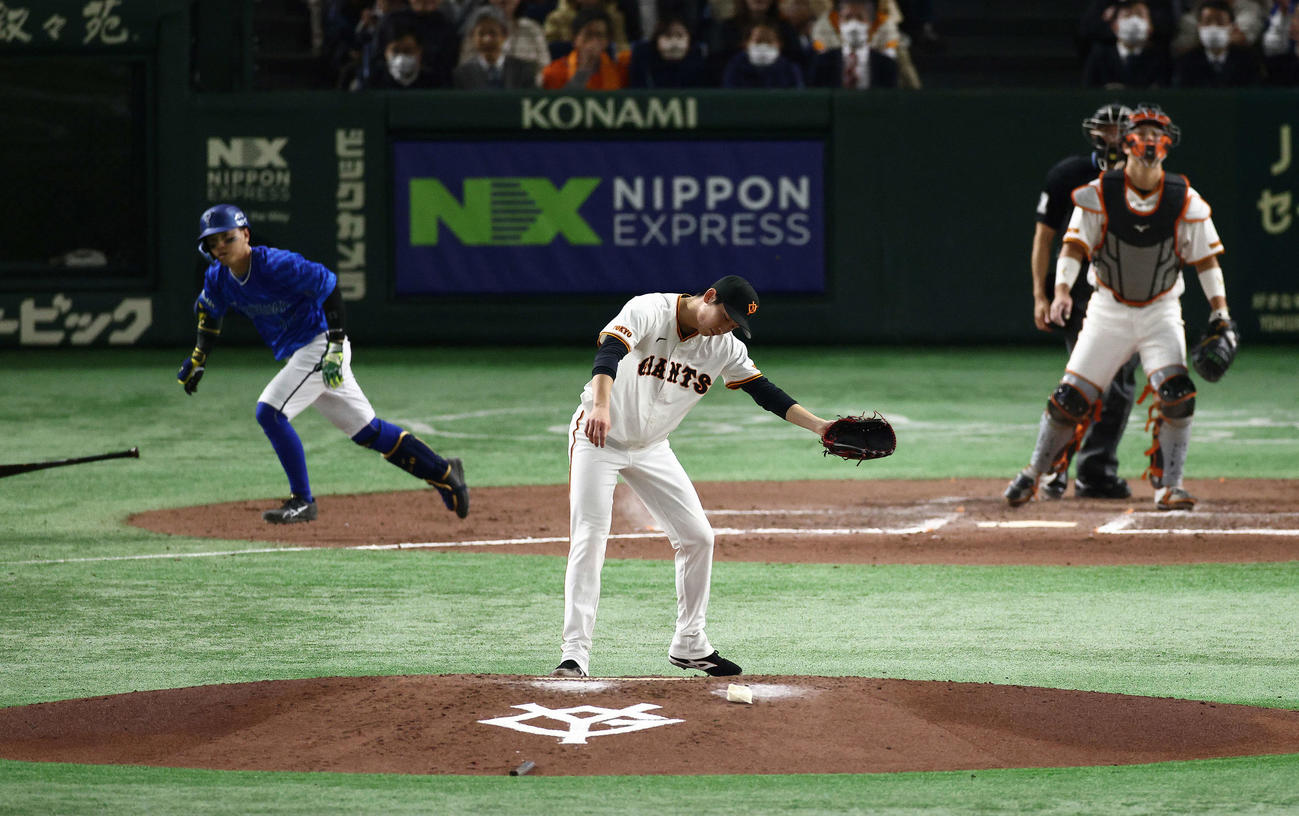 巨人対DeNA 7回表DeNA1死三塁、関根に中前適時打を浴びる戸郷（撮影・河田真司）