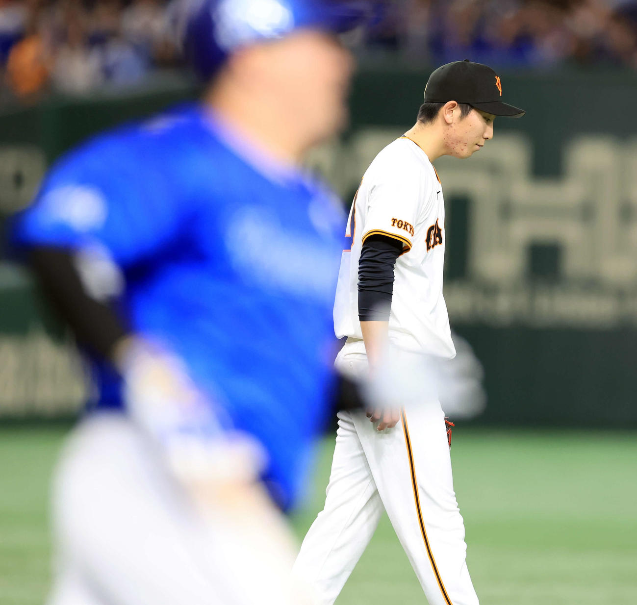 巨人対DeNA 7回表DeNA無死、牧（手前）に右前打され、うつむく戸郷（撮影・浅見桂子）
