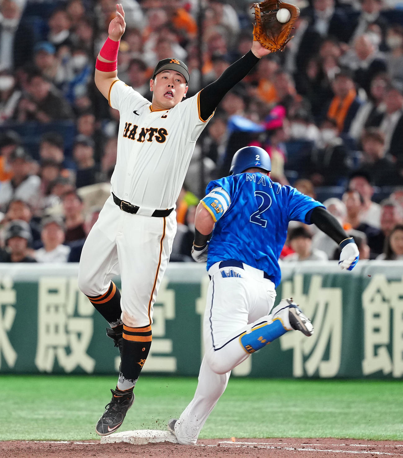 巨人対DeNA 9回表DeNA無死、打者牧の時、三塁手の坂本の送球が逸れ内野安打とされる（撮影・たえ見朱実）