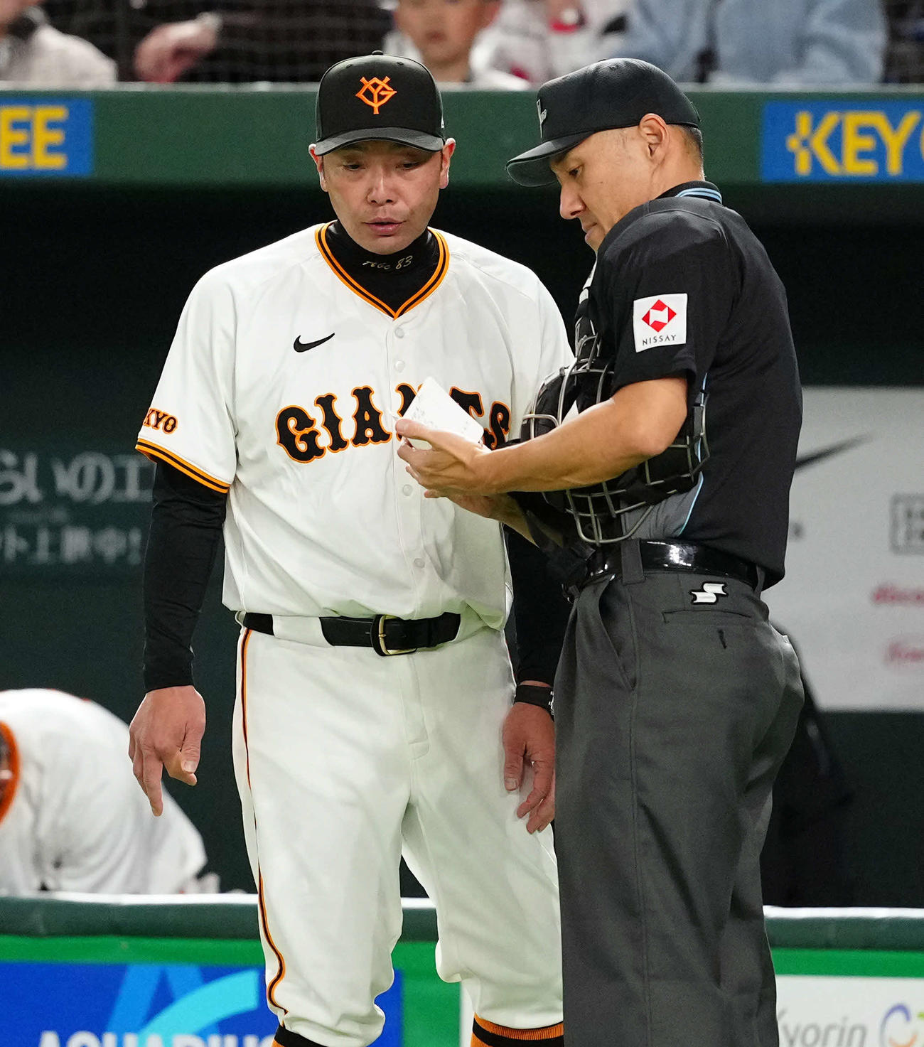 巨人対DeNA 8回表、選手交代を告げる巨人阿部慎之助監督（撮影・たえ見朱実）