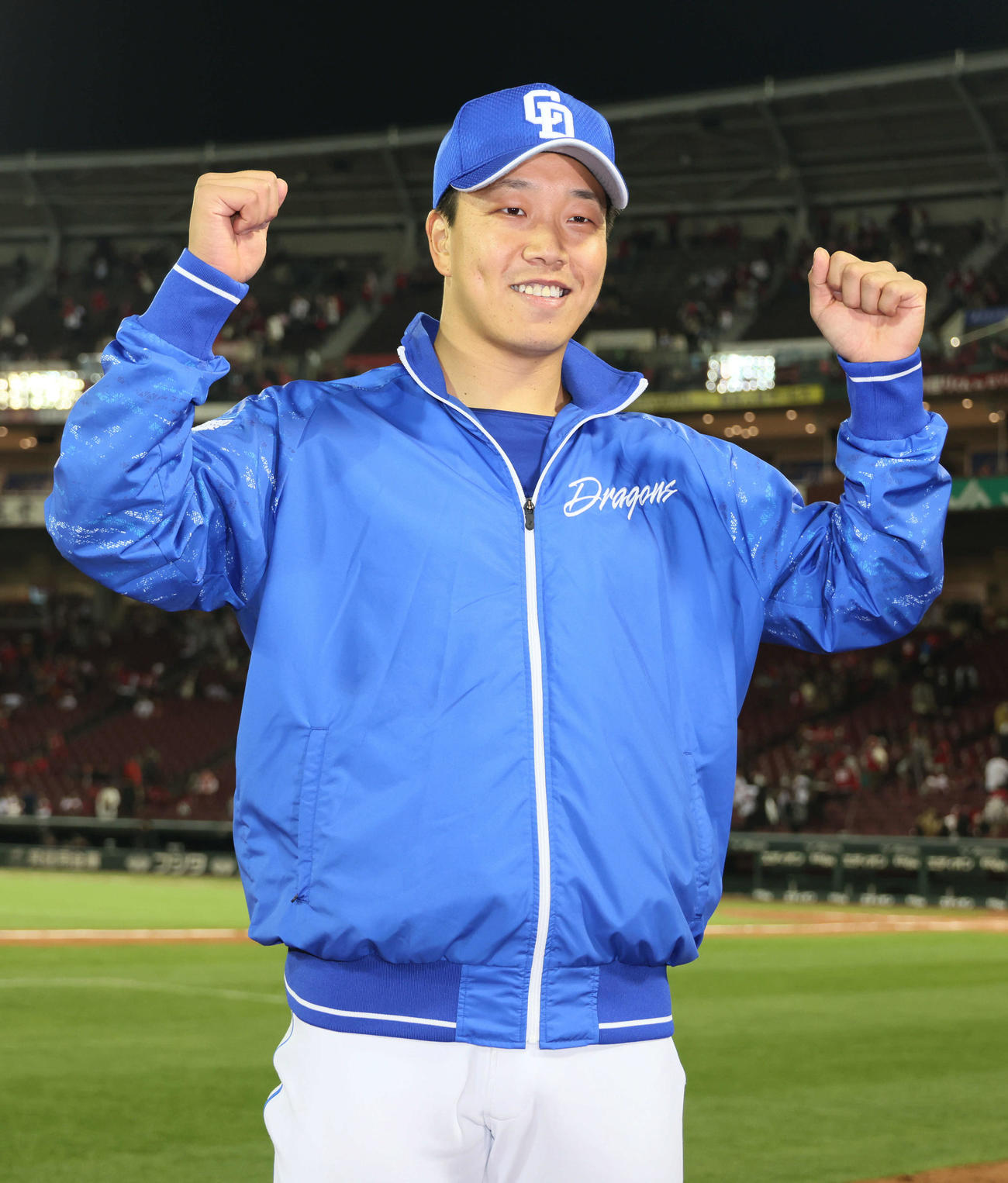 広島対中日　今季初勝利を挙げポーズを決める中日柳（撮影・加藤孝規）
