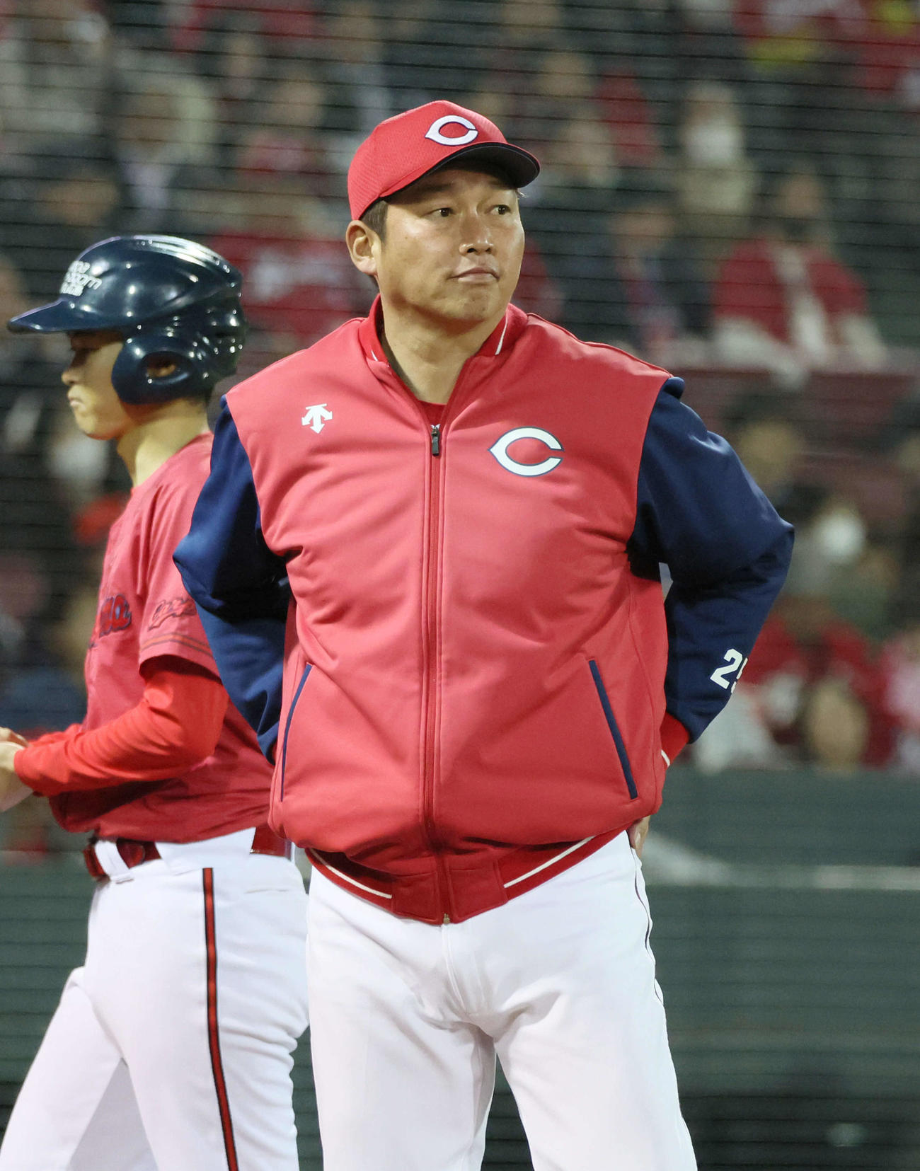 広島対中日　8回裏終了時、交代を告げる新井監督（撮影・加藤孝規）