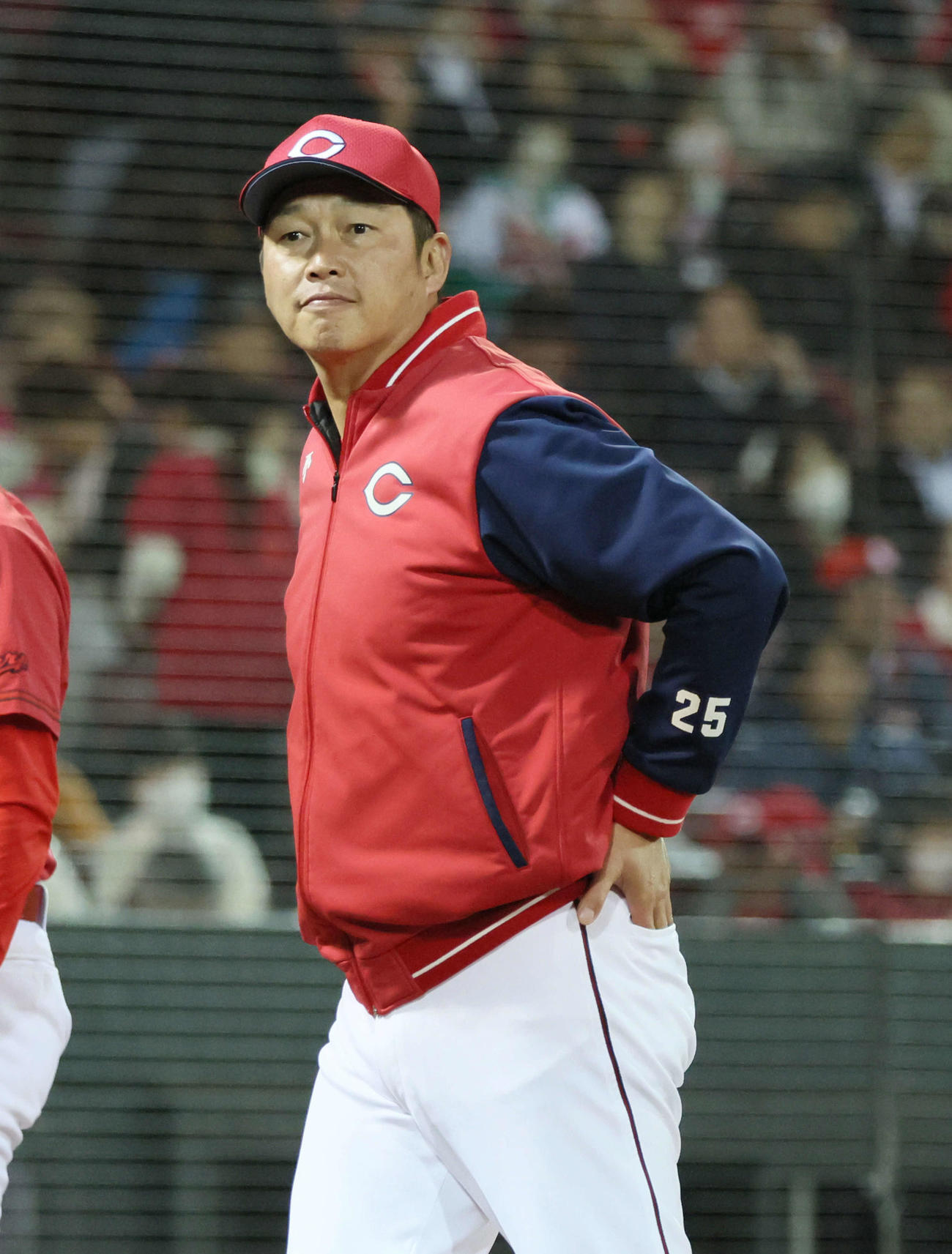 広島対中日　8回裏終了時、交代を告げる新井監督（撮影・加藤孝規）