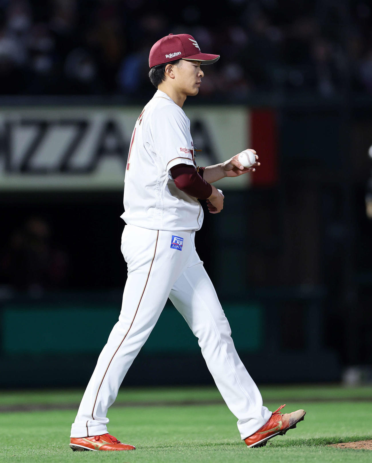 楽天対ソフトバンク　4回表ソフトバンク2死一、二塁、柳田に右越え適時二塁打を放たれ悔しそうな表情を見せる楽天早川（撮影・鈴木正人）