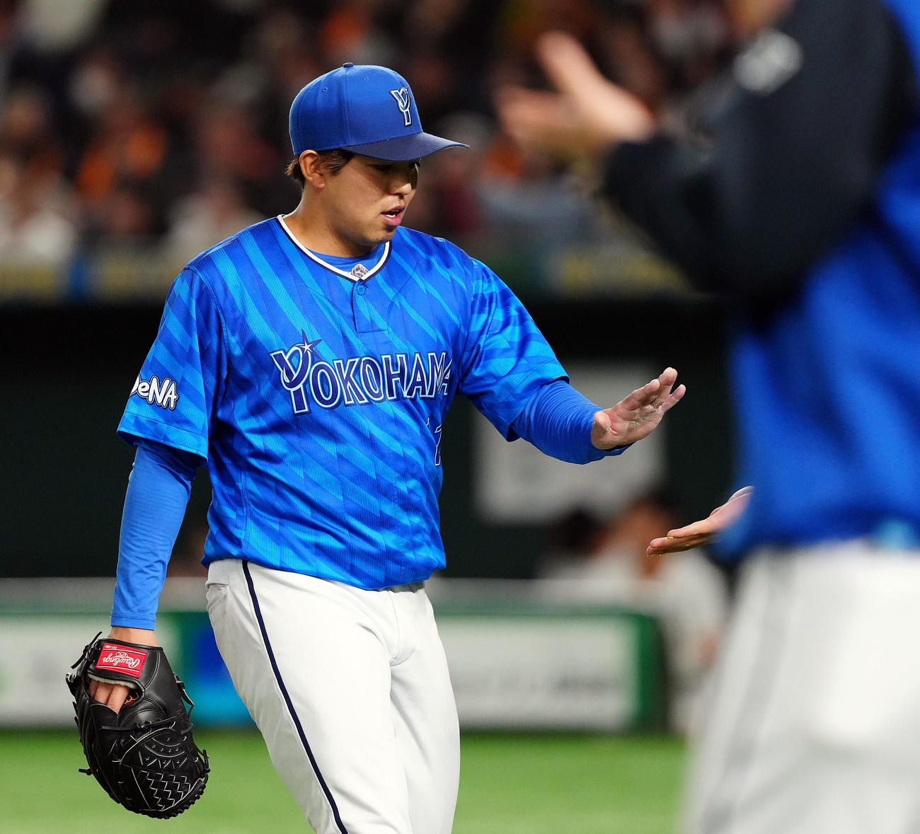 巨人対DeNA 4回裏、ランナーを背負いながらも無失点に抑えたDeNAの先発東（撮影・たえ見朱実）