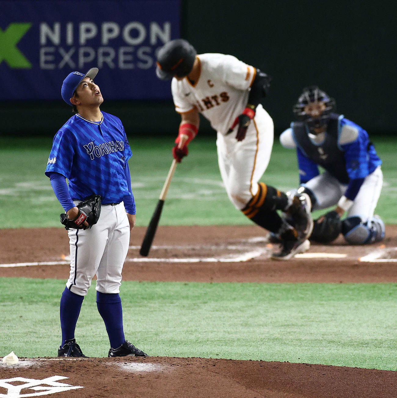 巨人対DeNA 6回裏巨人2死、岡本和を左飛に仕留める東（撮影・河田真司）