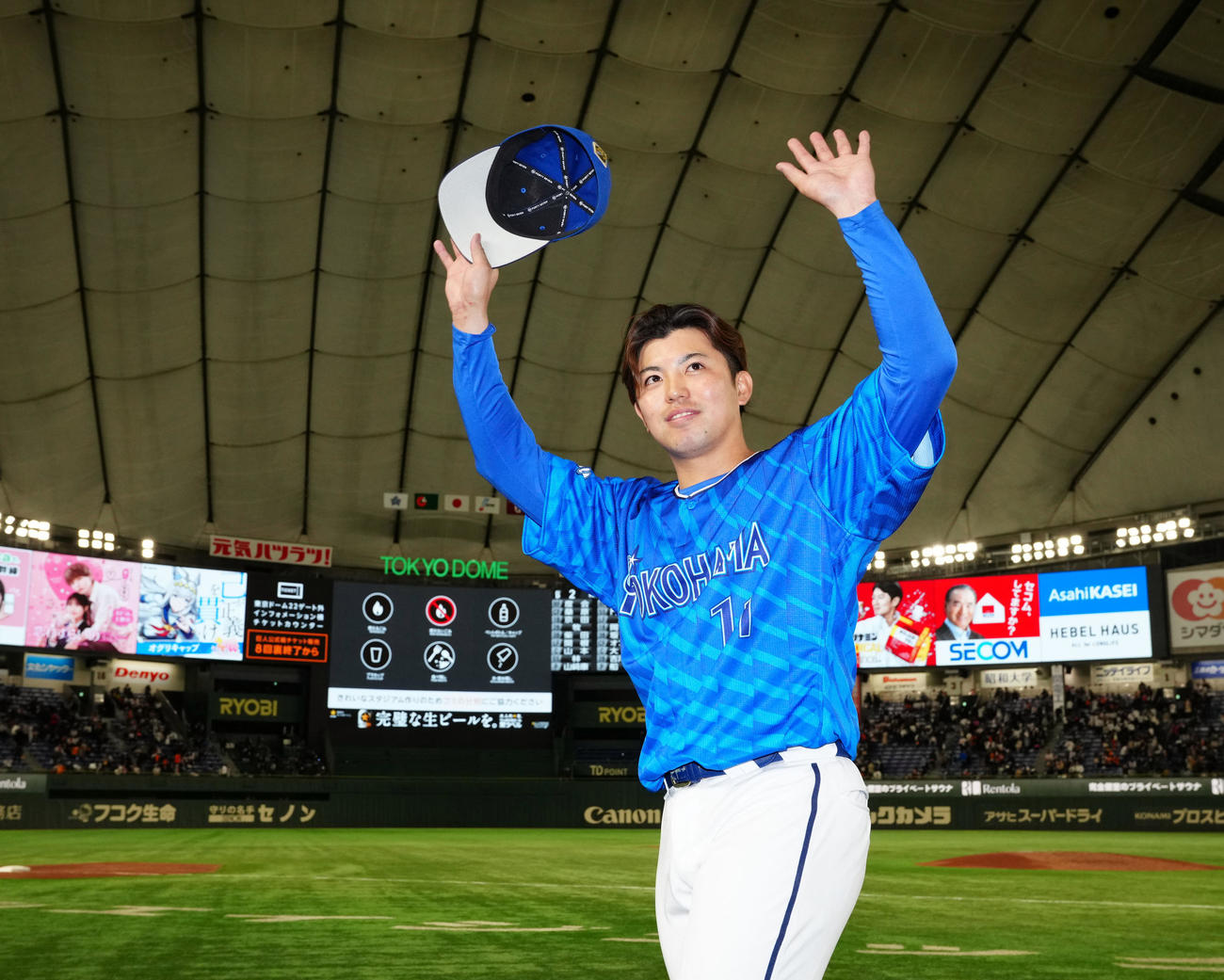 巨人対DeNA　今季1勝目を飾りファンの声援に応えるDeNA東（撮影・たえ見朱実）