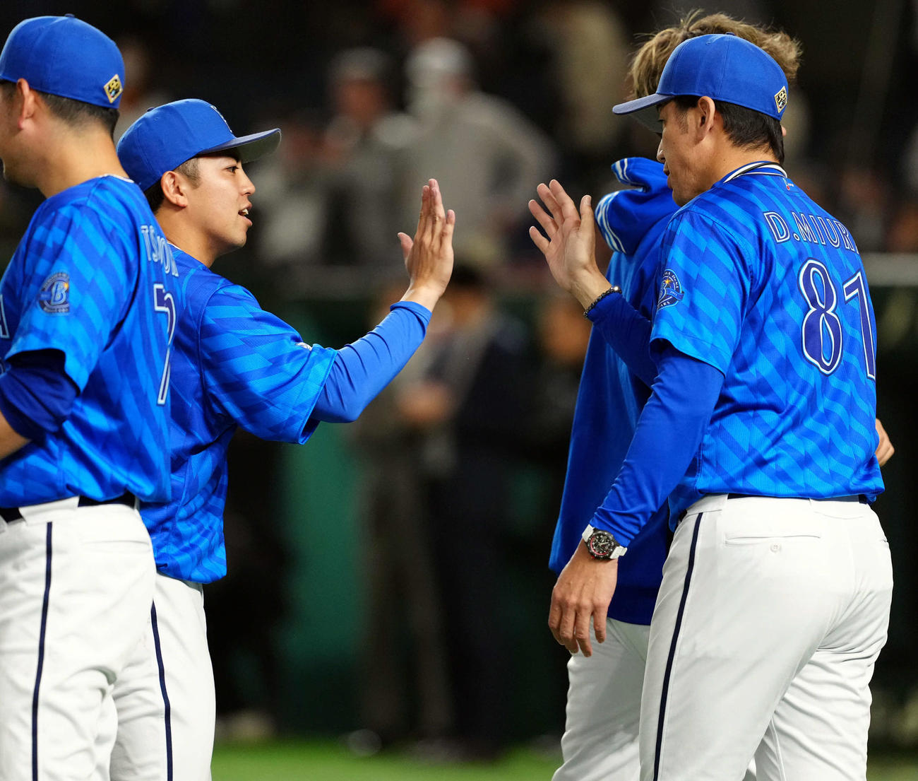 巨人対DeNA　今季1勝目を飾ったDeNA東（左）は三浦監督の出迎えを受ける（撮影・たえ見朱実）