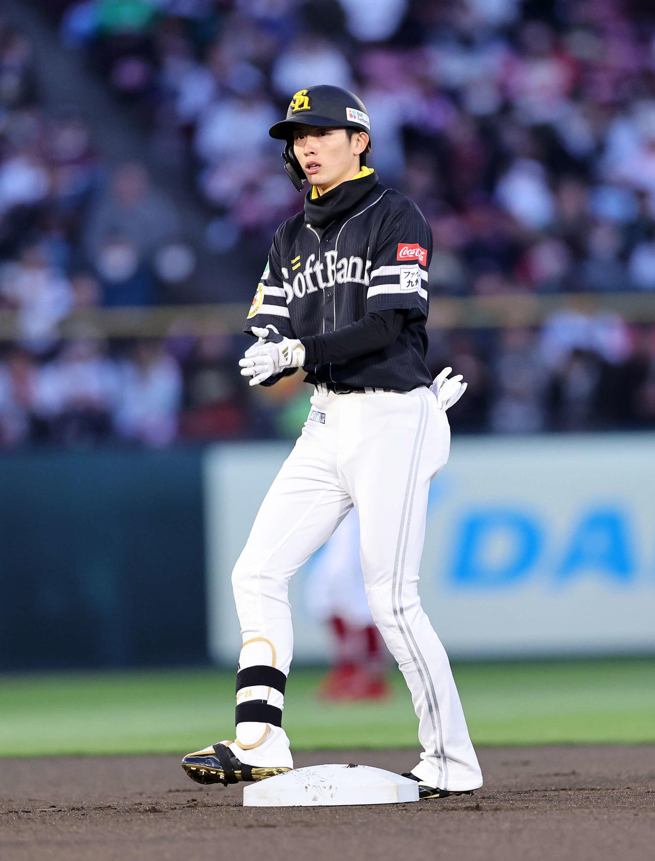 楽天対ソフトバンク　1回表ソフトバンク無死、周東は中越え二塁打を放つ（撮影・鈴木正人）