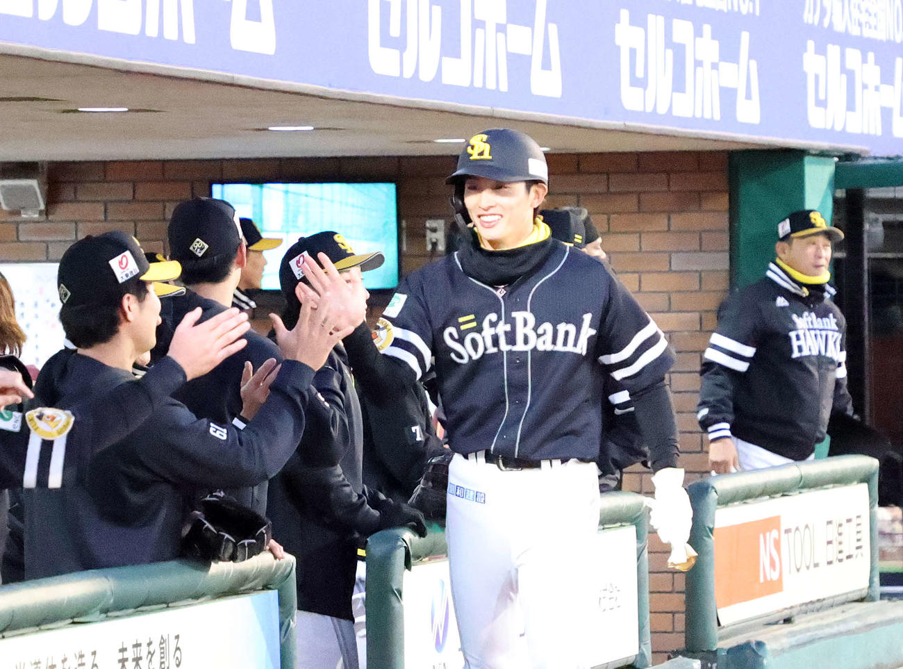 楽天対ソフトバンク　1回表ソフトバンク無死一、三塁、柳田の右前適時打で周東が生還しベンチ前で笑顔を見せる（撮影・鈴木正人）
