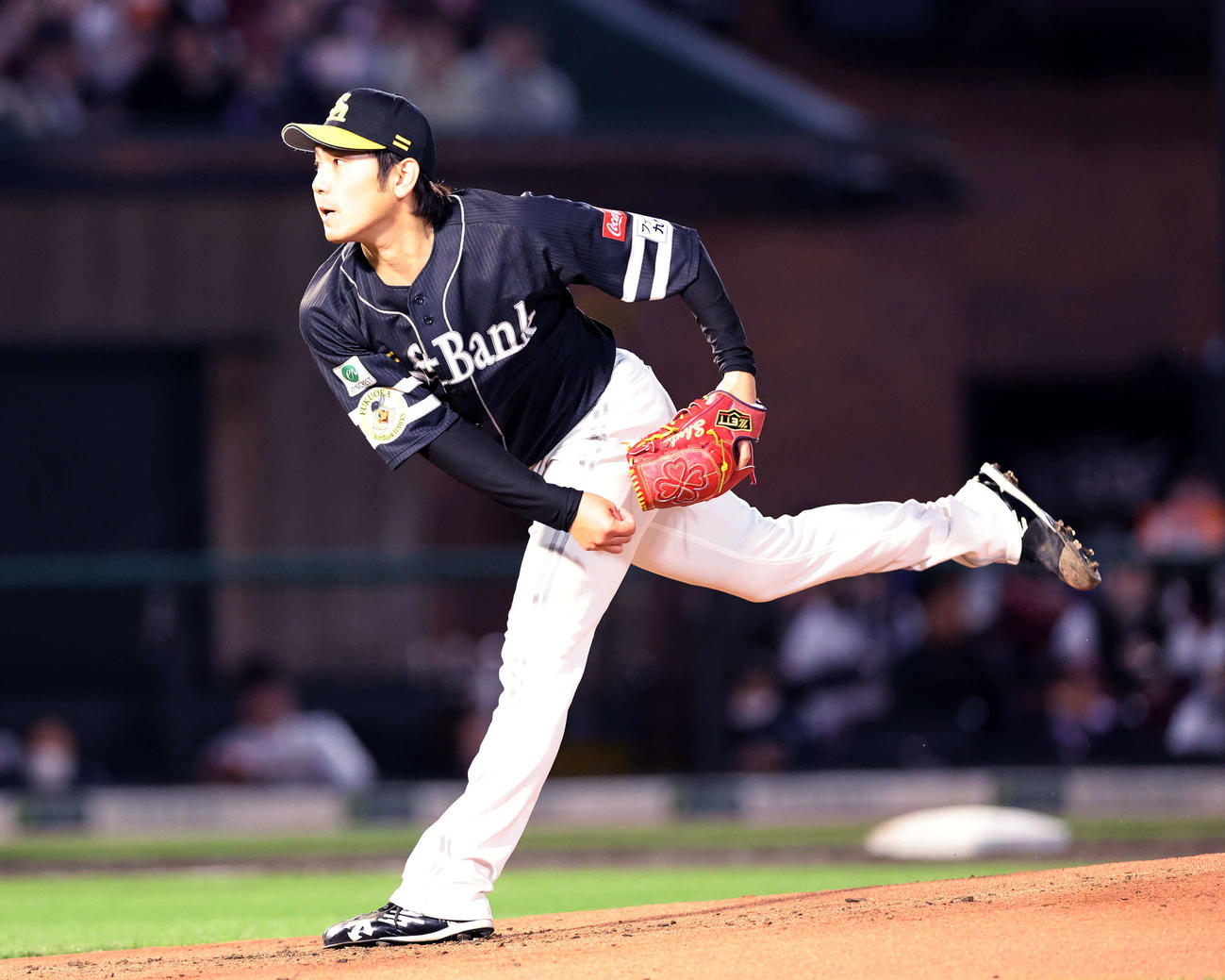 楽天対ソフトバンク　力投するソフトバンク先発の石川（撮影・鈴木正人）
