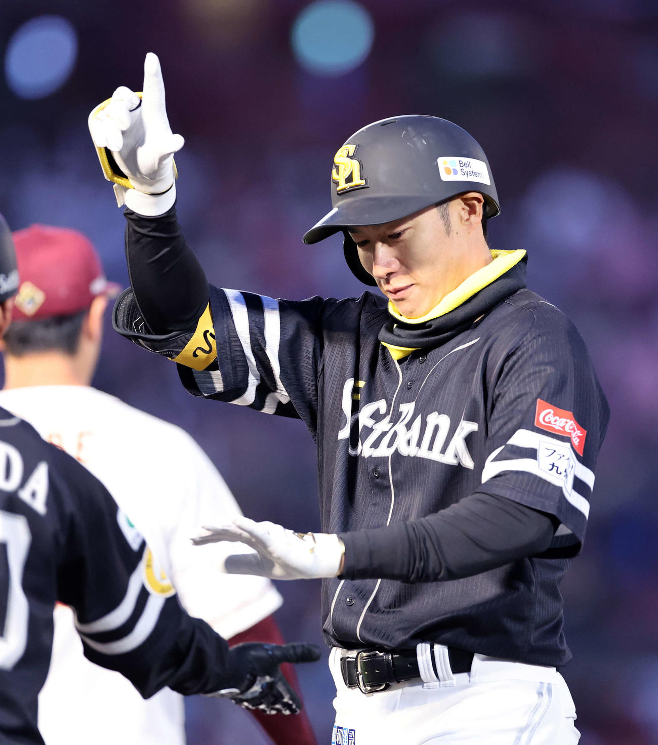 楽天対ソフトバンク　1回表ソフトバンク無死一、三塁、柳田は右前適時打を放ちポーズを決める（撮影・鈴木正人）