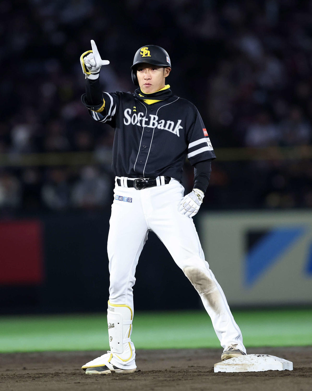 楽天対ソフトバンク　4回表ソフトバンク2死一、二塁、柳田は右越え適時二塁打を放ちポーズを決める（撮影・鈴木正人）