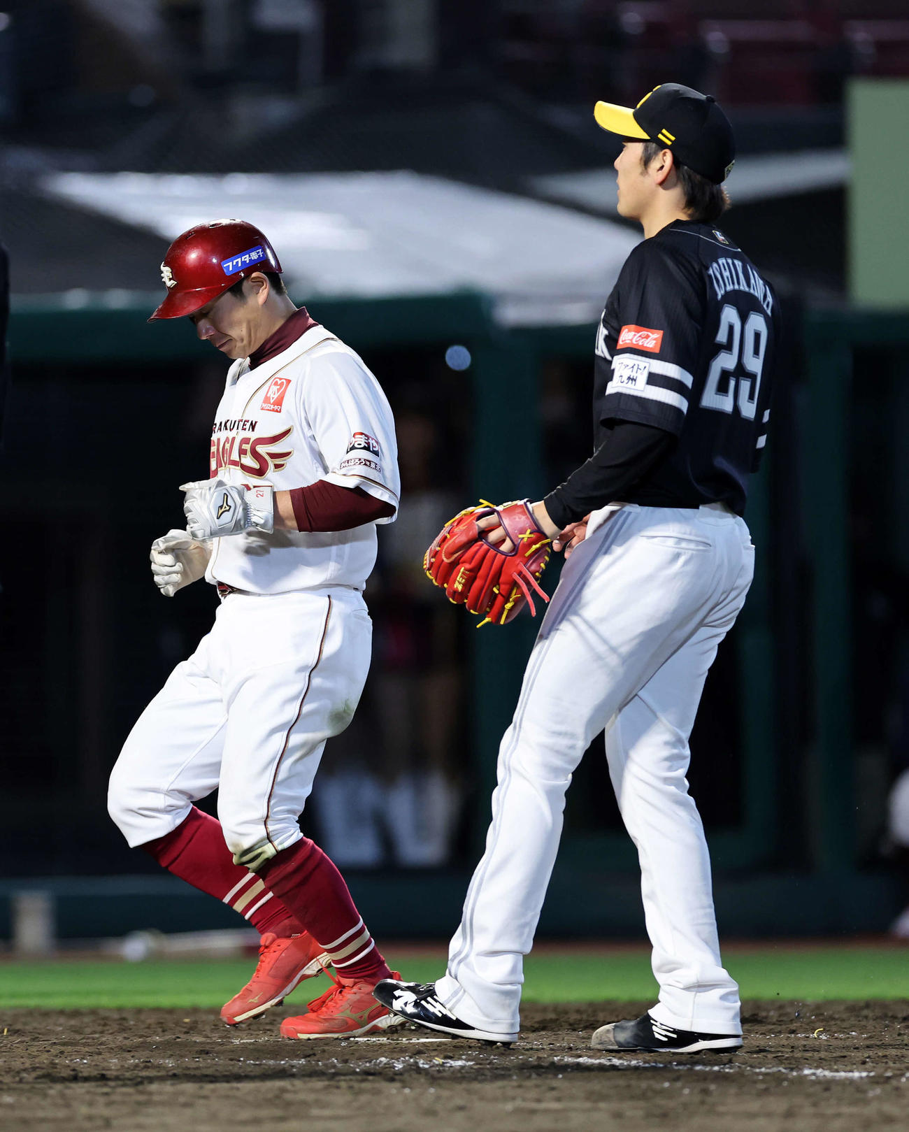 楽天対ソフトバンク　5回裏楽天2死三塁、岡島（左）はソフトバンク石川の暴投で生還（撮影・鈴木正人）