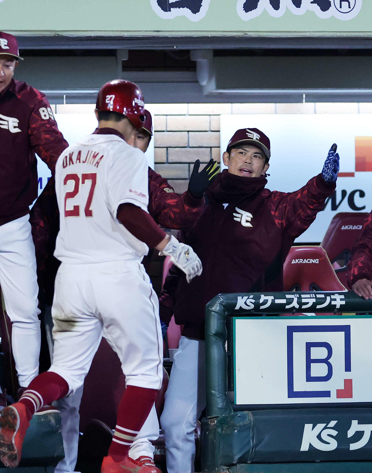 楽天対ソフトバンク　5回裏楽天2死三塁、暴投で生還した岡島（左）を迎える今江監督（撮影・鈴木正人）