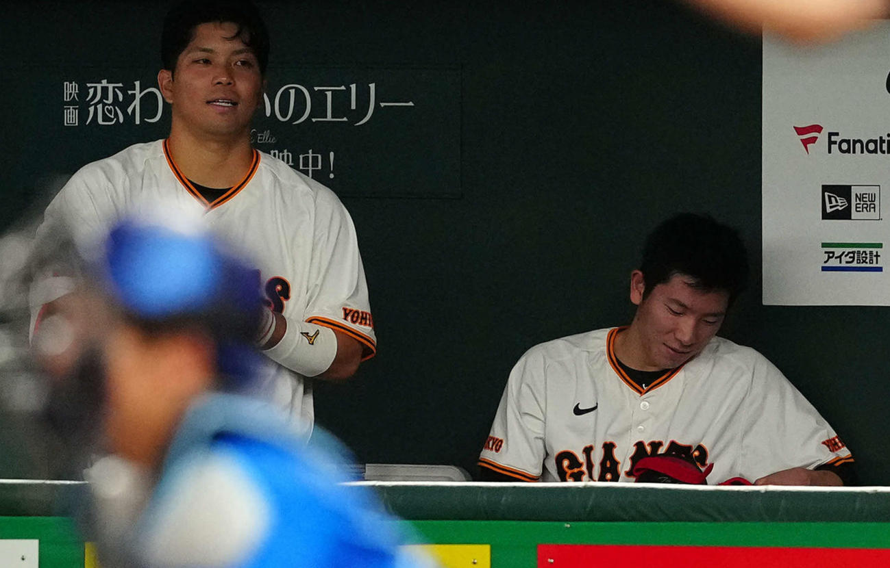 巨人対DeNA 7回表、DeNAに勝ち越しを許した戸郷（右）と大城卓のバッテリー（撮影・たえ見朱実）