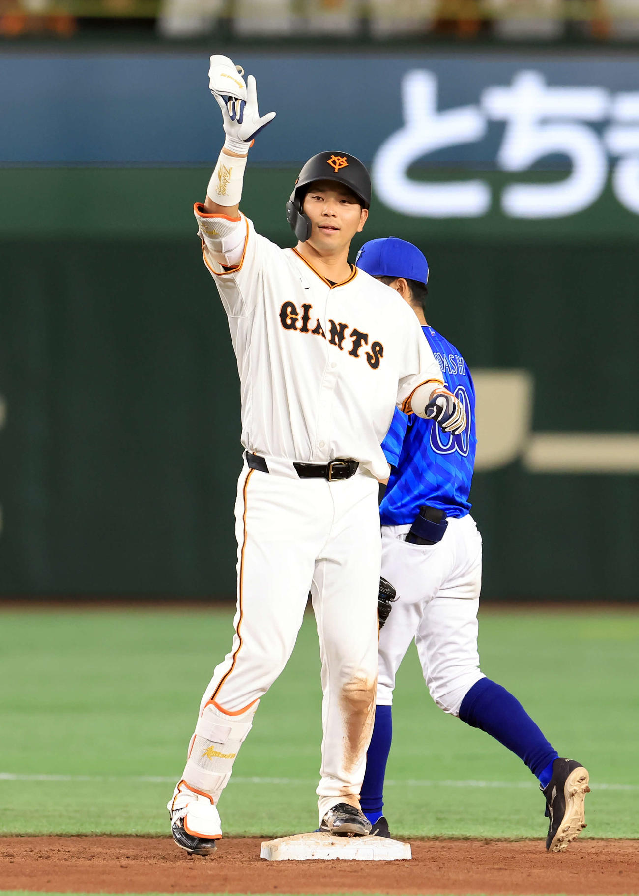 巨人対DeNA 5回裏巨人無死、大城卓は右二塁打を放ちポーズ（撮影・浅見桂子）
