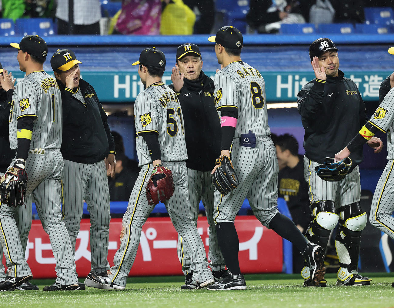 ヤクルト対阪神　ヤクルトに勝利した阪神岡田監督（中央）は佐藤輝（同右）らをタッチで迎える（撮影・足立雅史）