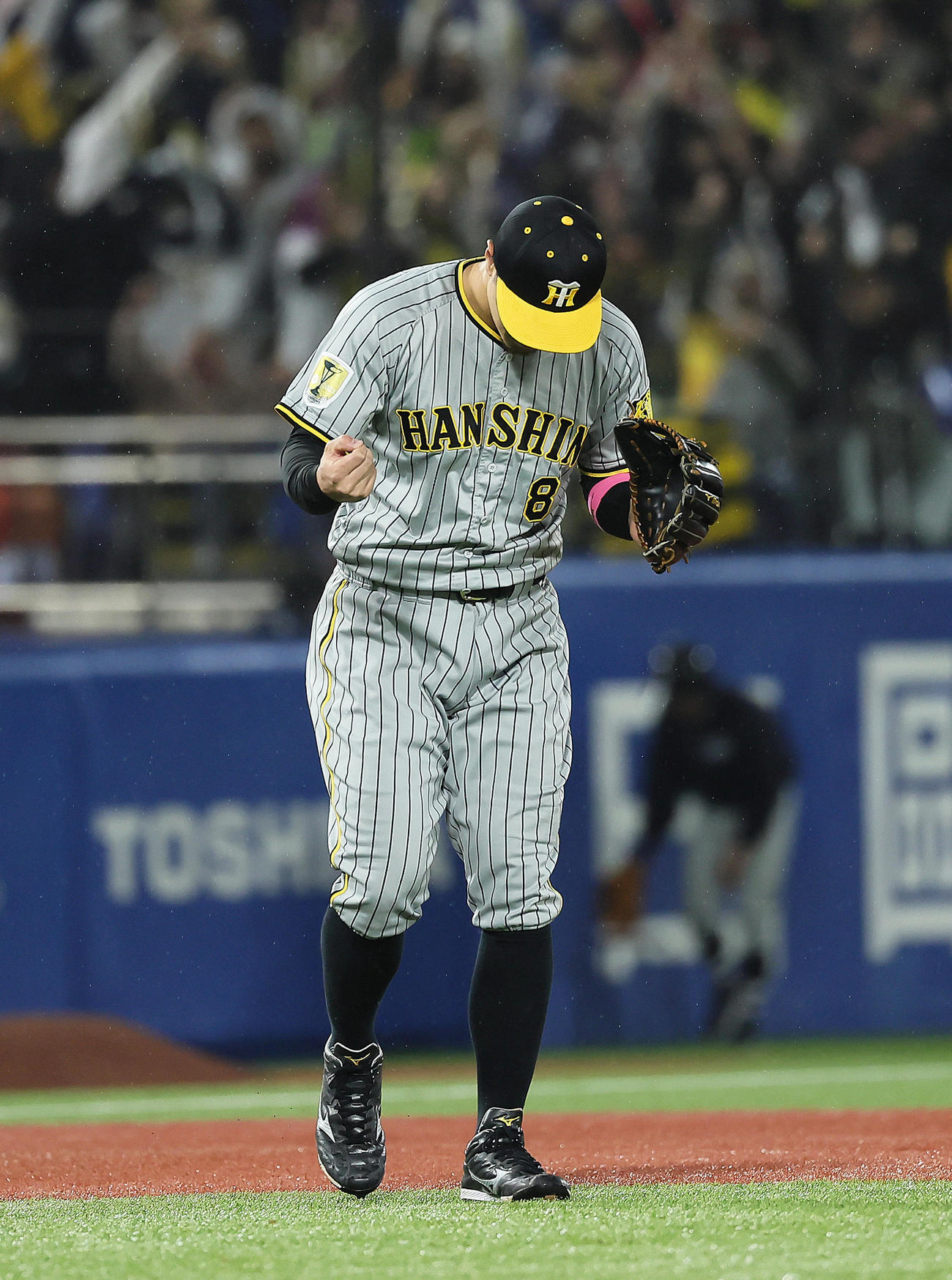 ヤクルト対阪神　ヤクルトに勝利し、ガッツポーズする阪神佐藤輝（撮影・足立雅史）