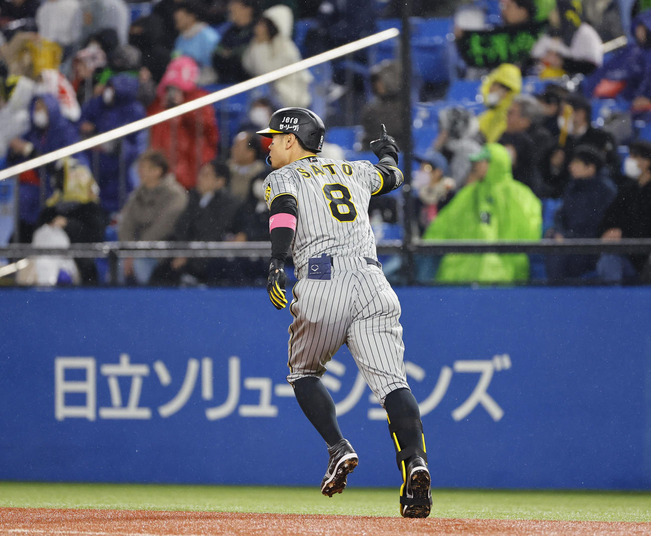ヤクルト対阪神　10回表阪神1死、右中間に勝ち越し本塁打を放ち指さす佐藤輝（撮影・藤尾明華）