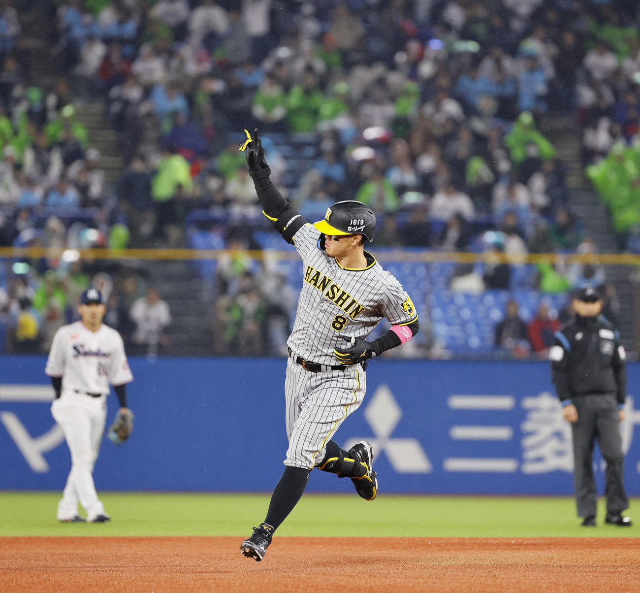 ヤクルト対阪神　10回表阪神1死、右中間に勝ち越し本塁打を放ち、右手を掲げながら塁を回る佐藤輝（撮影・藤尾明華）