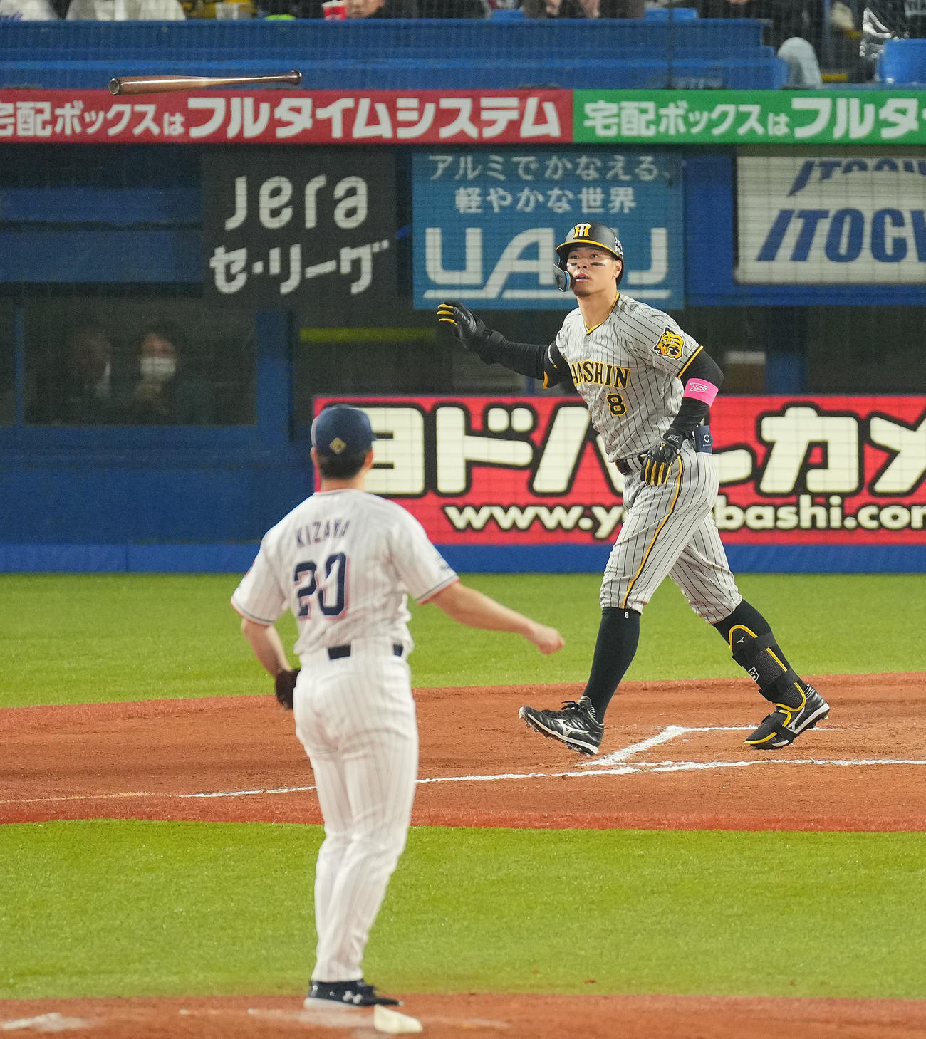 ヤクルト対阪神　10回表阪神1死、ソロ本塁打を放つ佐藤輝。投手木沢（撮影・垰建太）