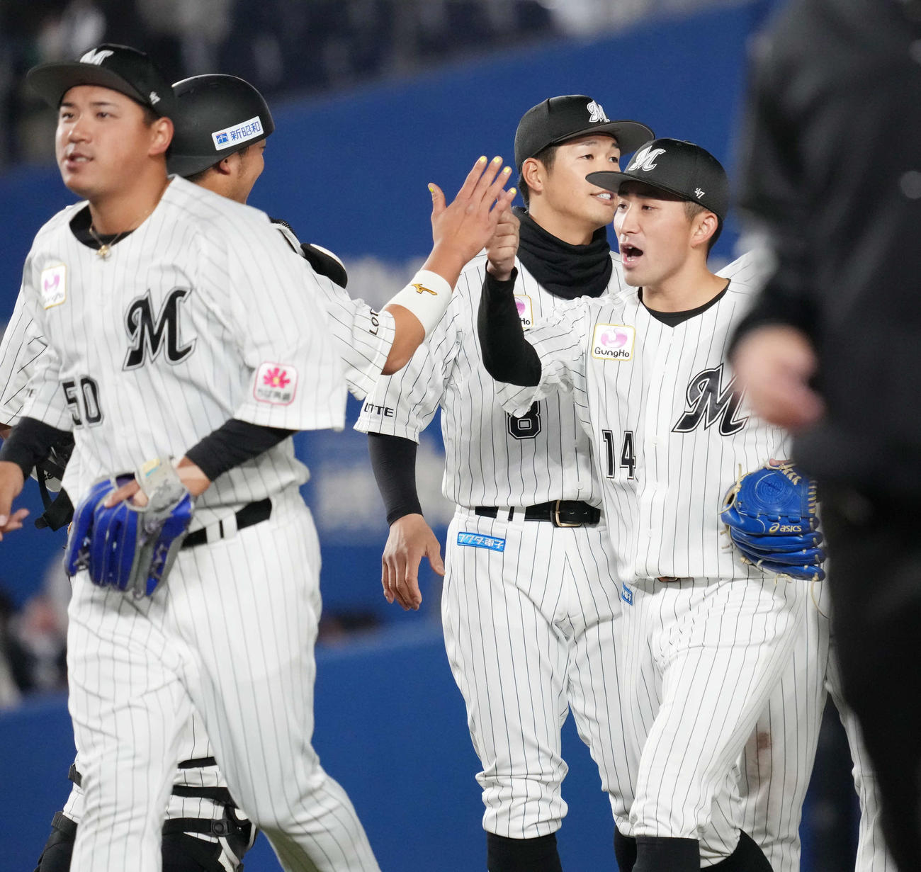 ロッテ対オリックス　ロッテ先発の小島（右）は完封勝利を飾りナインの祝福を受ける（撮影・小沢裕）