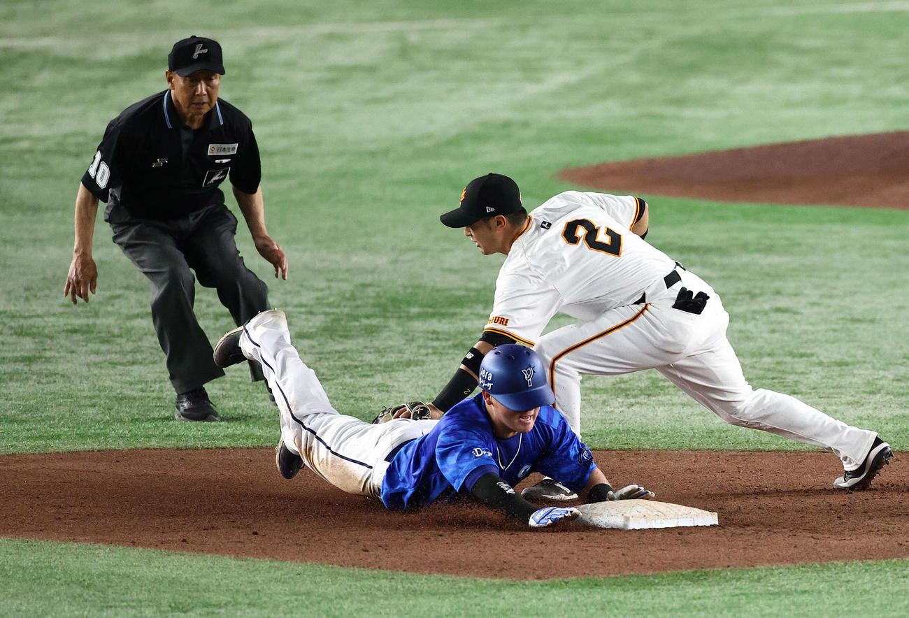 巨人対DeNA 7回表DeNA無死一塁、二盗を決める牧（撮影・河田真司）