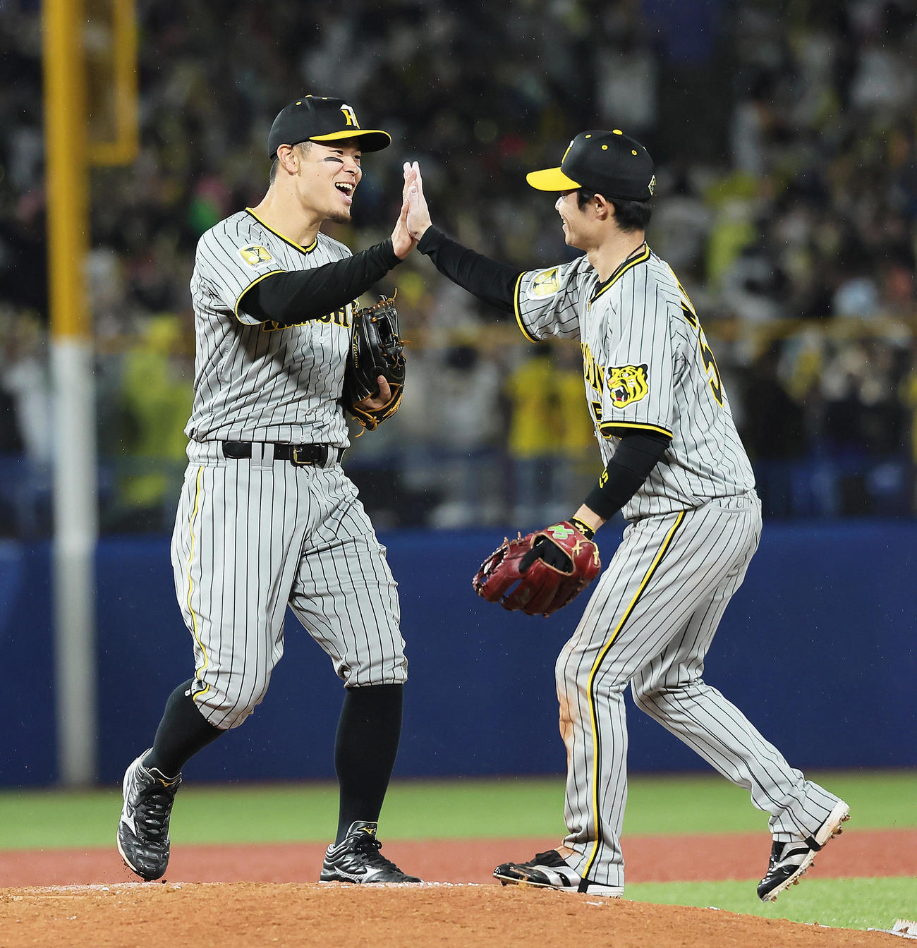 ヤクルト対阪神　ヤクルトに勝利し、タッチを交わす阪神の佐藤輝（左）と中野（撮影・足立雅史）