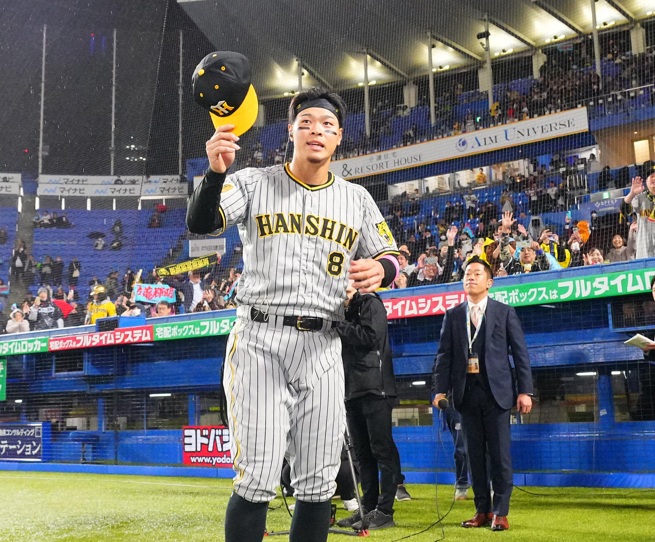 ヤクルト対阪神　ヒーローインタビューを終え、ファンの声援に応える阪神佐藤輝（撮影・藤尾明華）