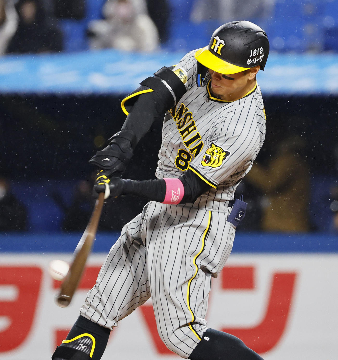 ヤクルト対阪神　10回表阪神1死、佐藤輝明は右中間に勝ち越し本塁打を放つ（撮影・藤尾明華）
