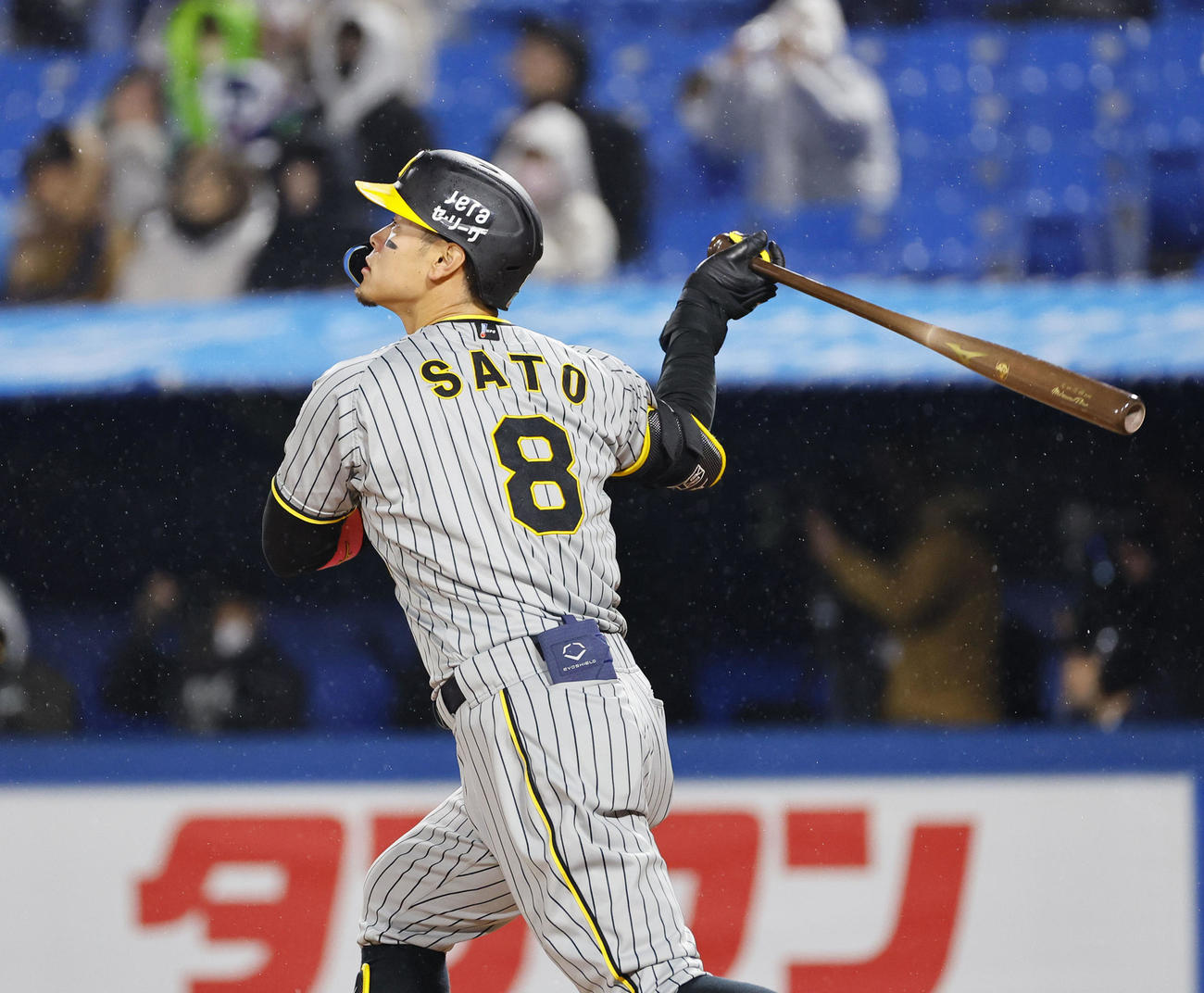 ヤクルト対阪神　10回表阪神1死、佐藤輝明は右中間に勝ち越し本塁打を放つ（撮影・藤尾明華）