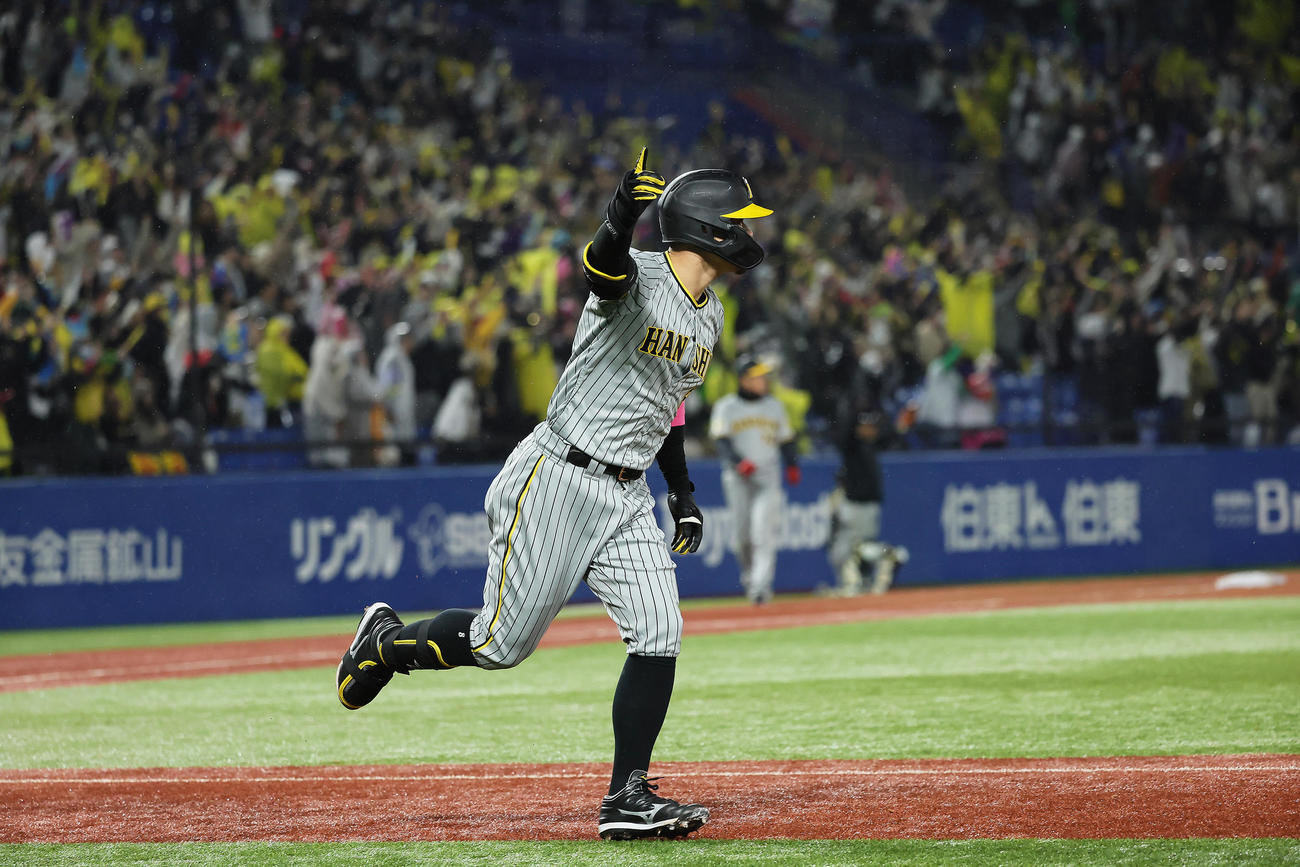 ヤクルト対阪神　10回表阪神1死、佐藤輝は右中間へ本塁打を放つ（撮影・足立雅史）