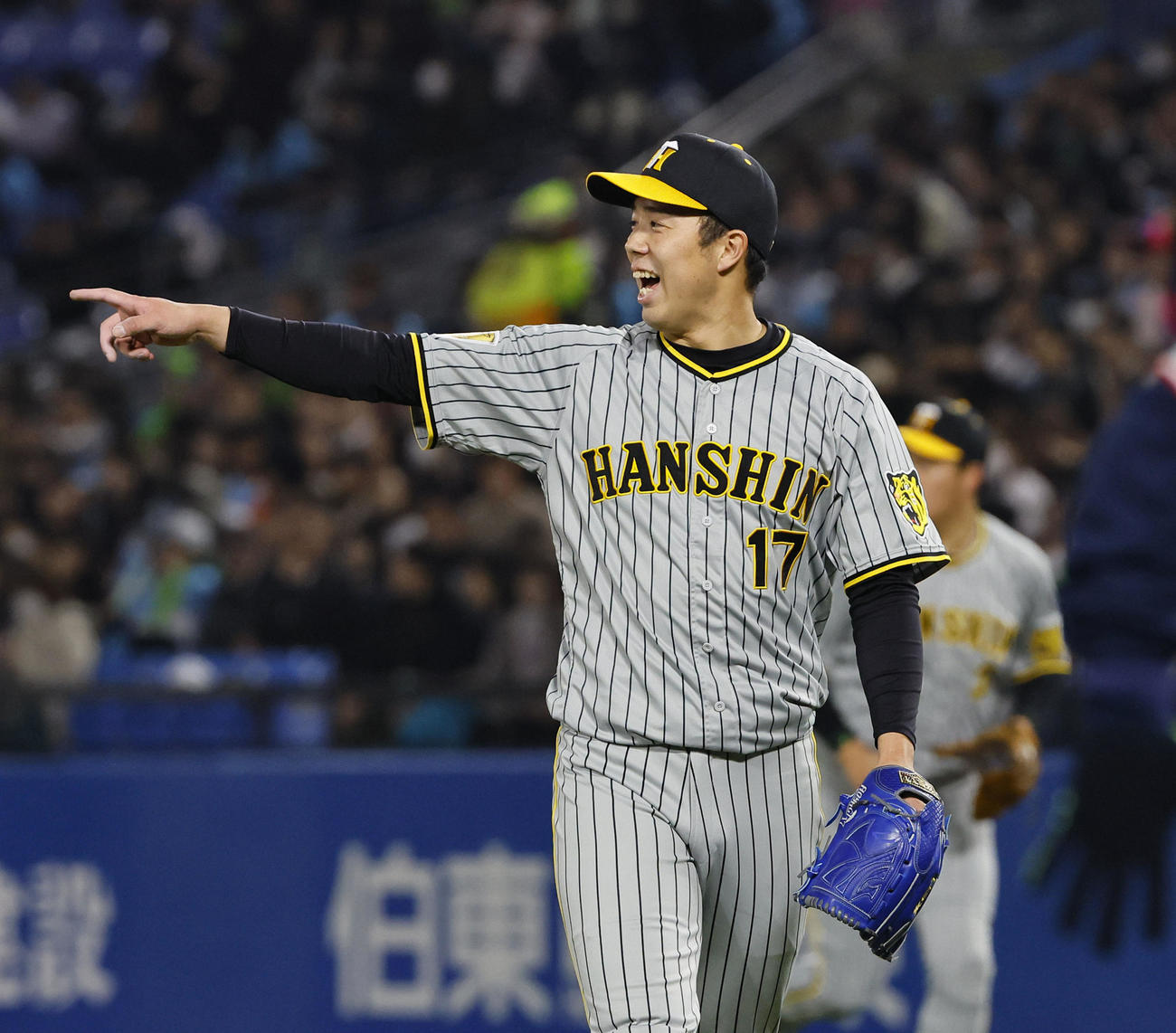 ヤクルト対阪神　5回裏ヤクルト1死一塁、村上を二ゴロ併殺に打ち取り、野手を指さす青柳（撮影・藤尾明華）