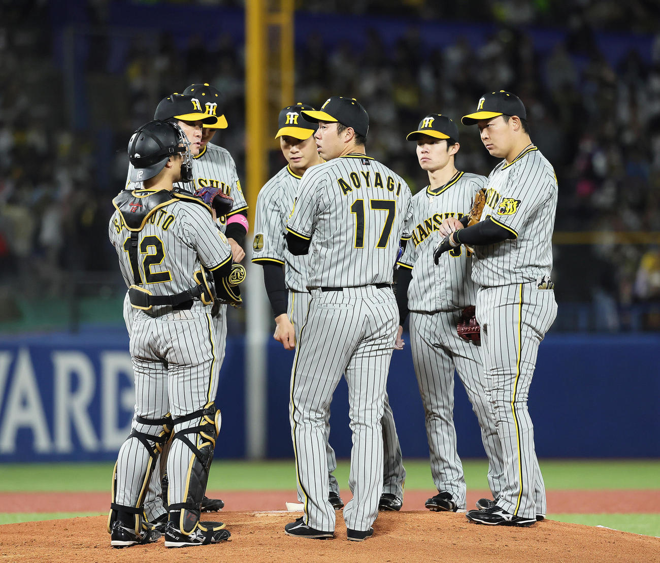 ヤクルト対阪神　3回裏ヤクルト2死一、二塁、サンタナに左前適時打を浴びマウンドに集まる青柳（手前中央）ら（撮影・足立雅史）